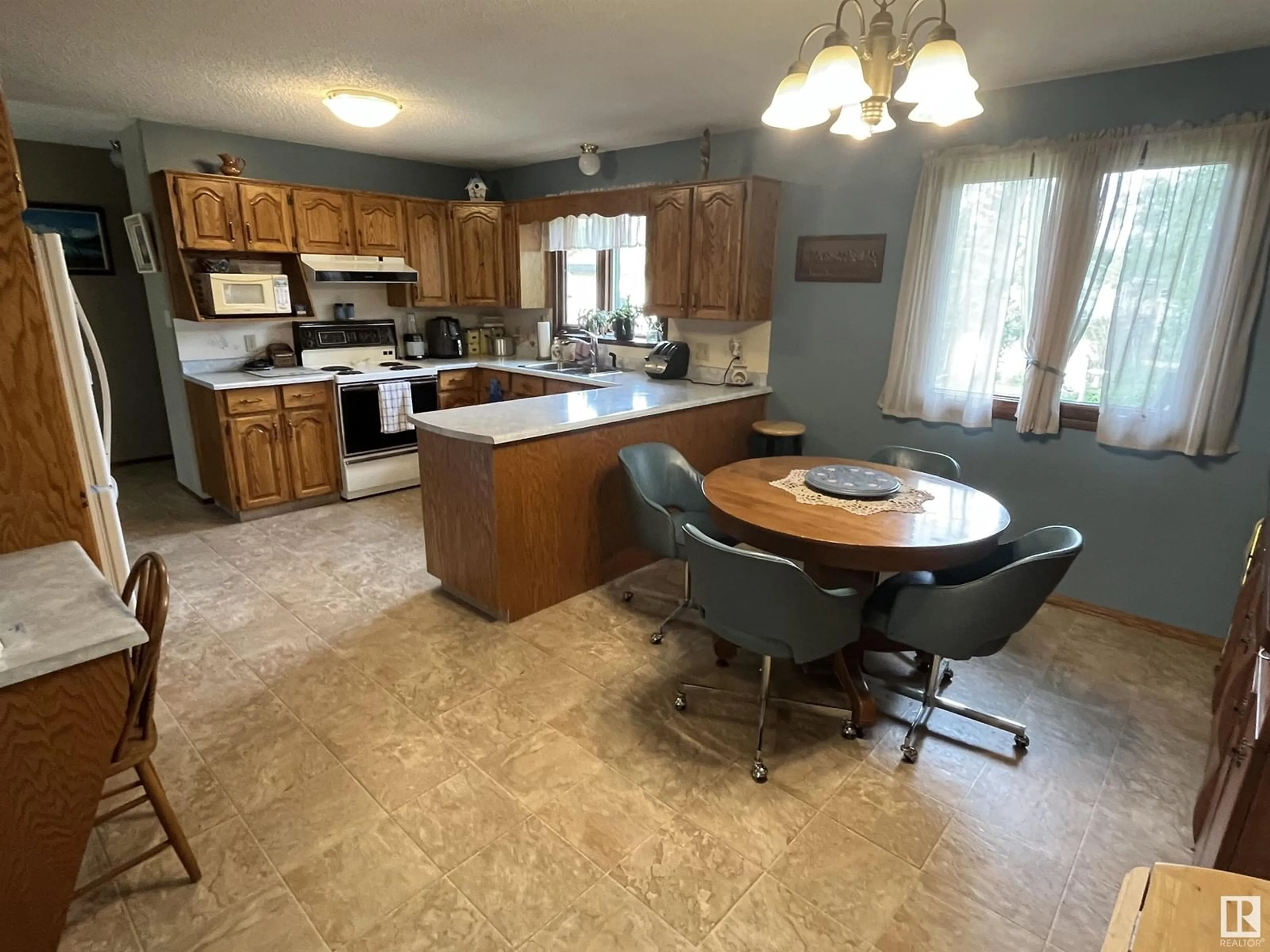 Open concept kitchen, ceramic/tile floor for 5120 51 AV, Viking Alberta T0B4N0