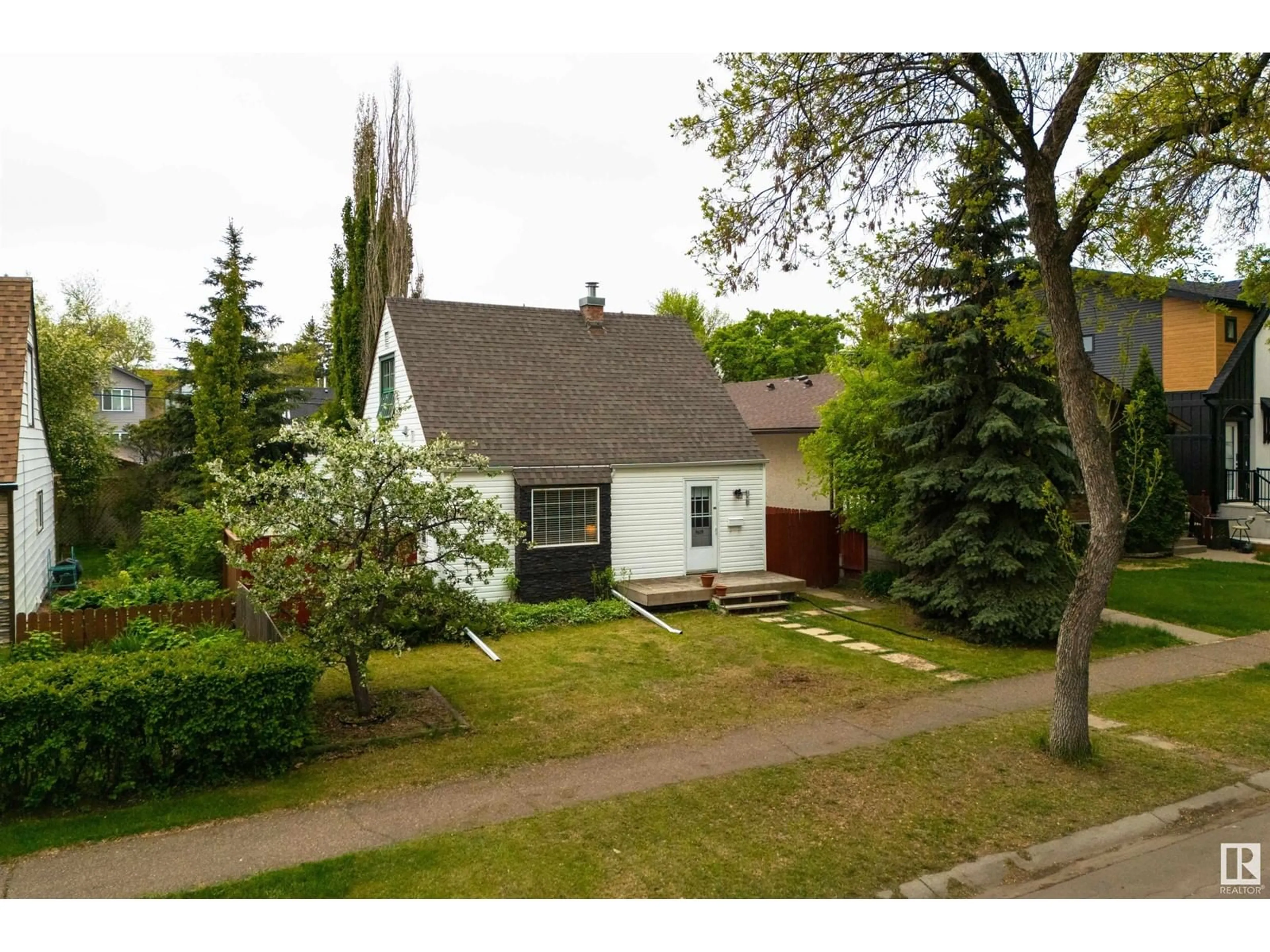 A pic from outside/outdoor area/front of a property/back of a property/a pic from drone, street for 9619 73 AV, Edmonton Alberta T6E1B3