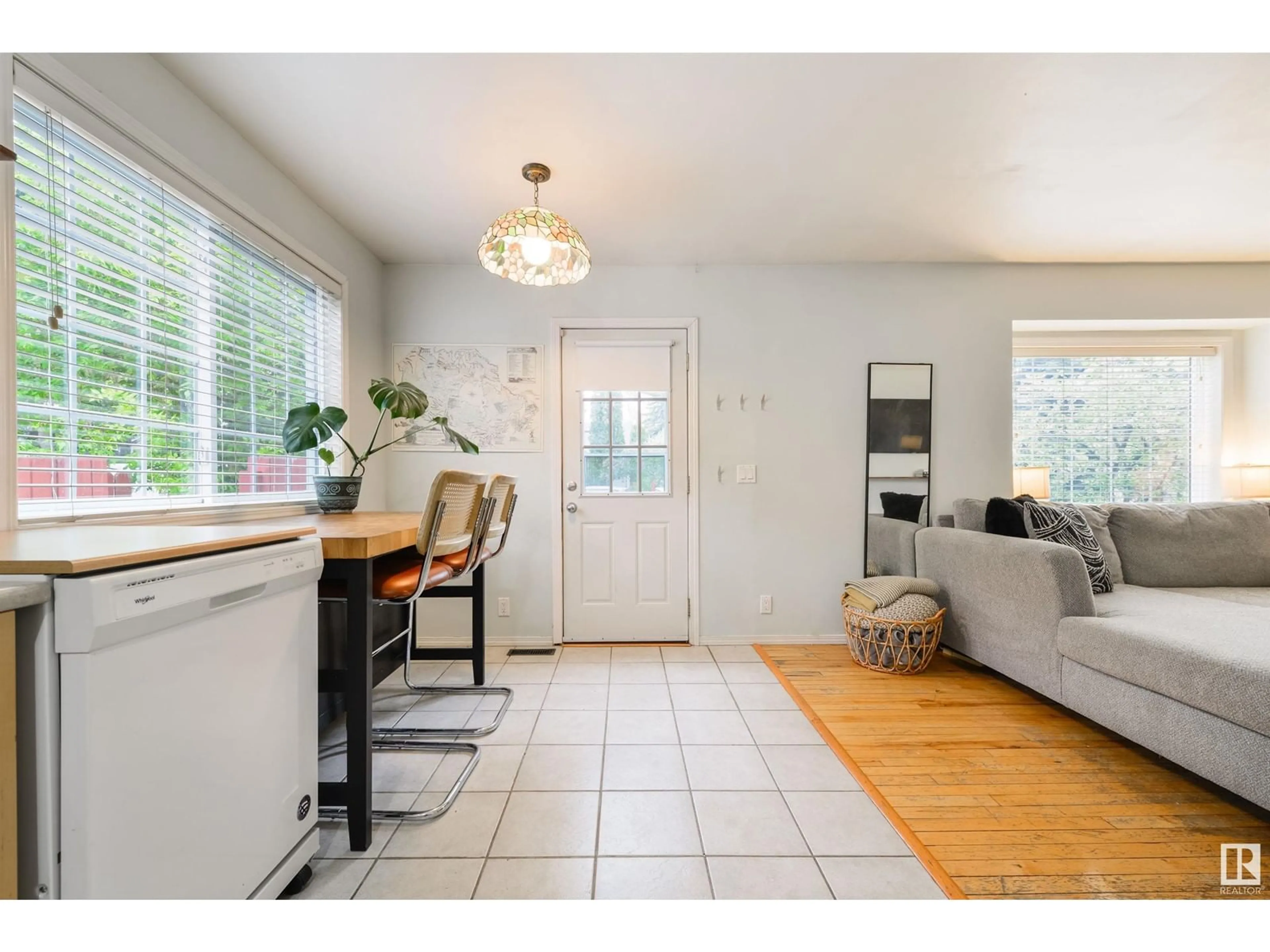 Indoor entryway for 9619 73 AV, Edmonton Alberta T6E1B3