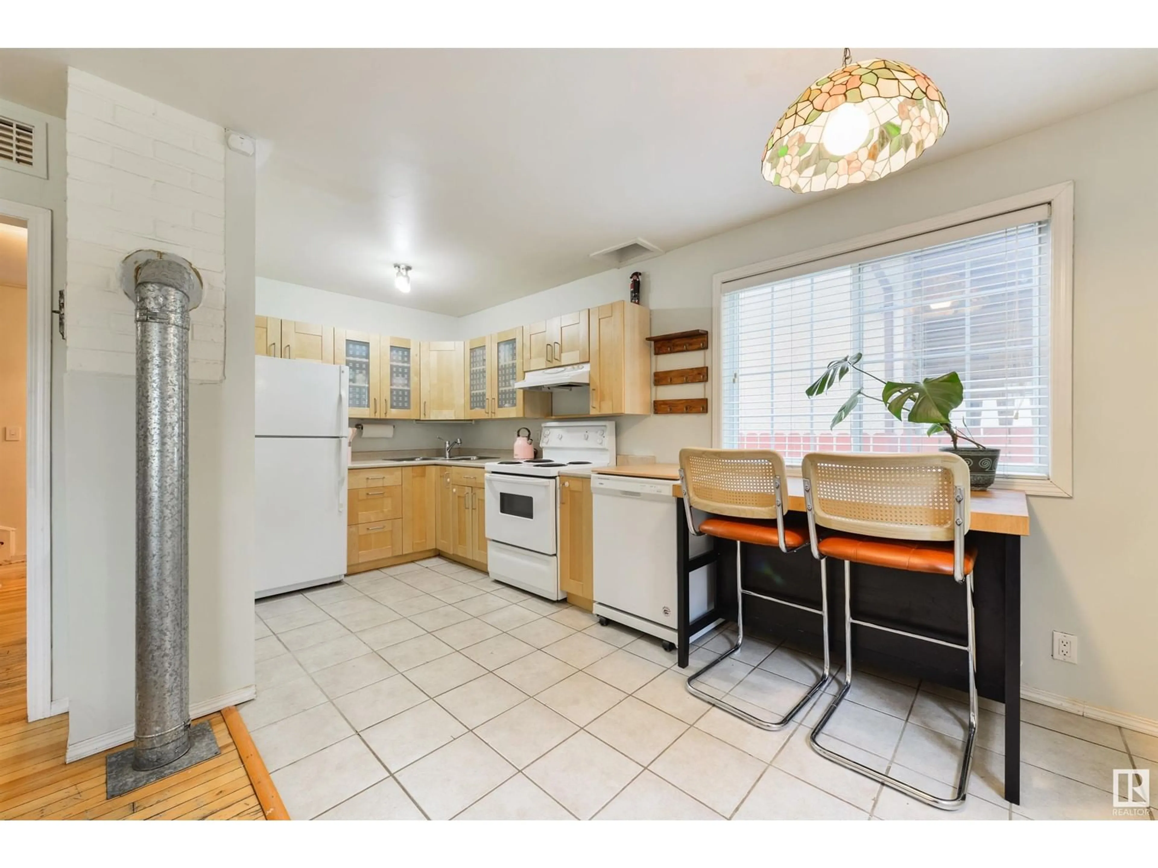 Standard kitchen, ceramic/tile floor for 9619 73 AV, Edmonton Alberta T6E1B3