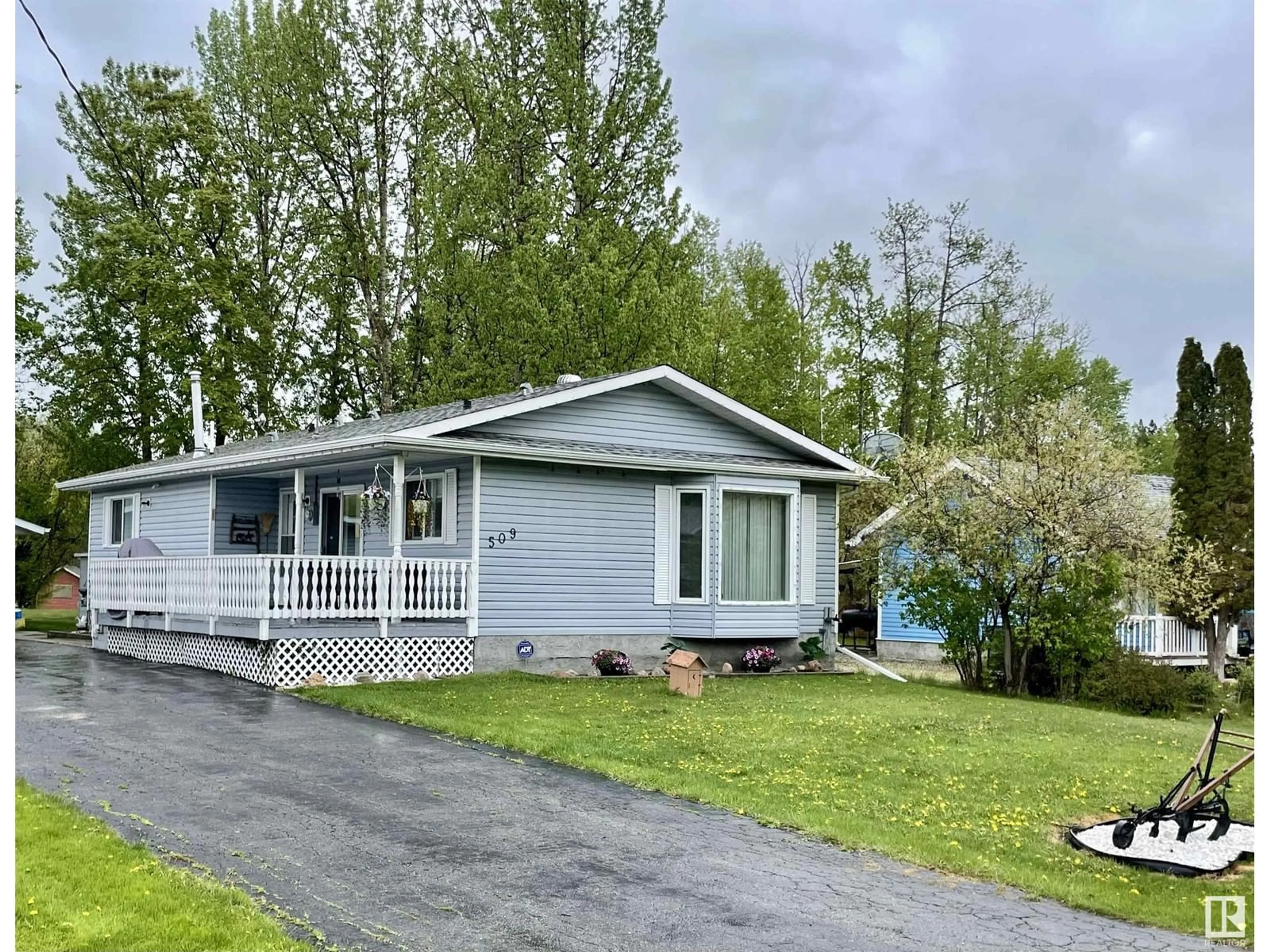 Home with vinyl exterior material, unknown for 509 5 ST, Rural Lac Ste. Anne County Alberta T0E0A0