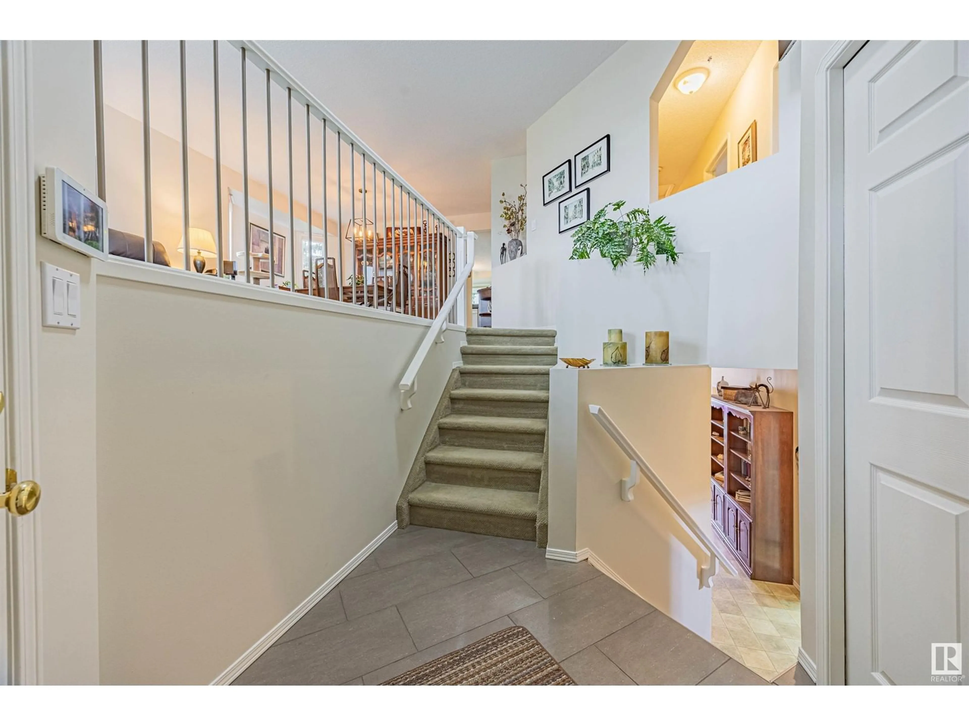 Indoor foyer for 31 ELSINORE PL, Edmonton Alberta T5X5W3