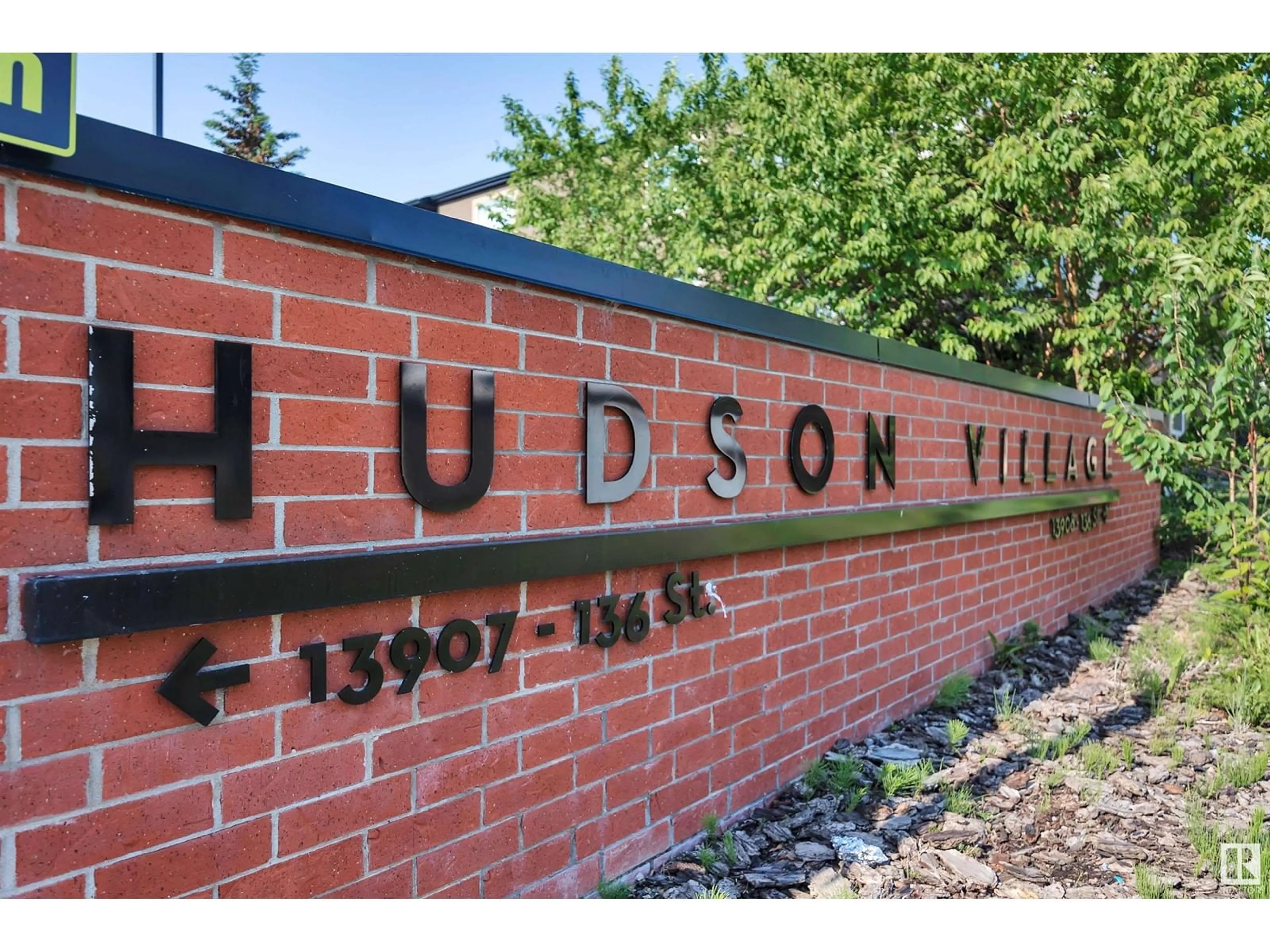 Indoor foyer for #208 - 13907 136 ST, Edmonton Alberta T6V1Y5