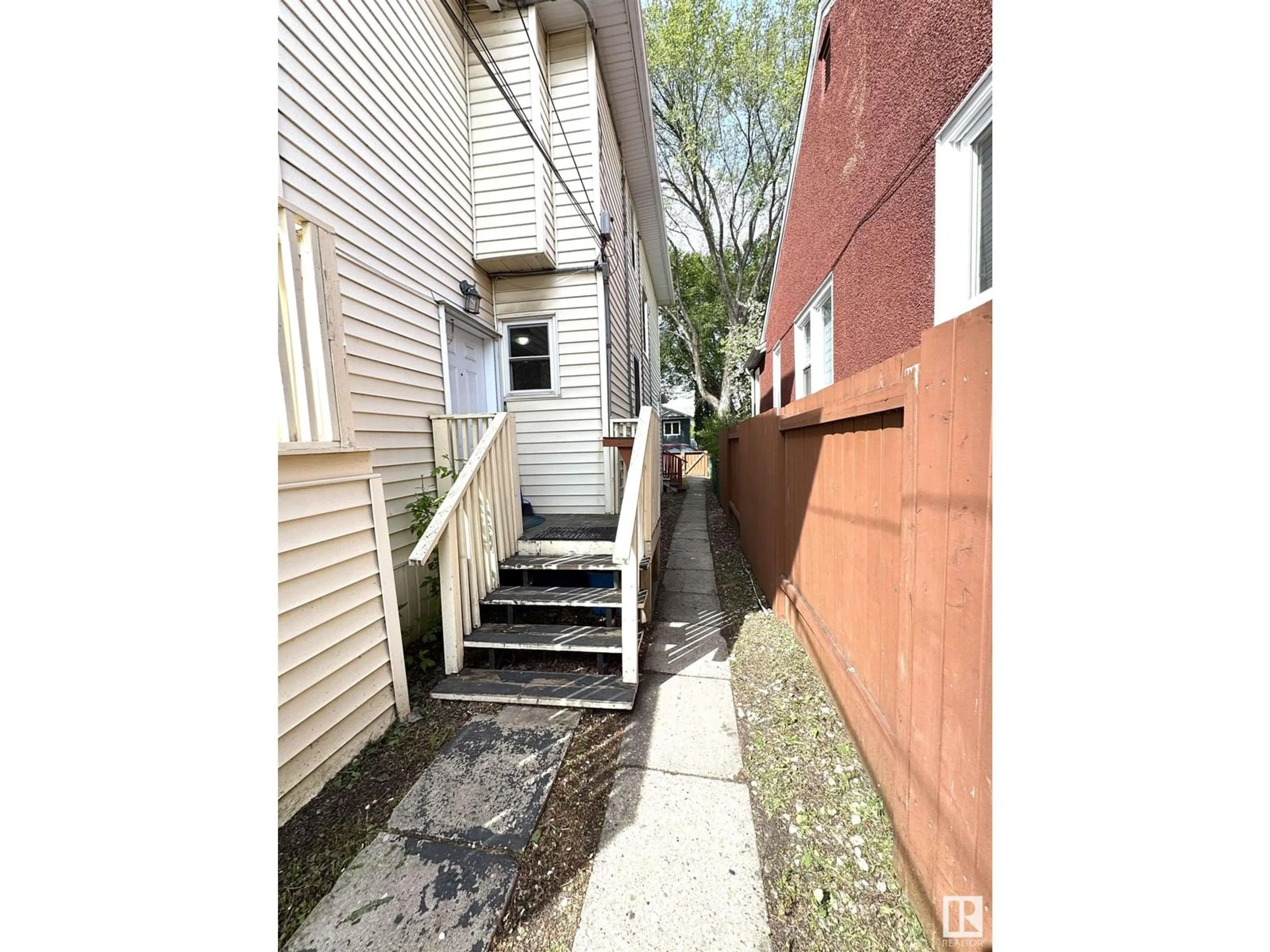 Stairs for NW - 11431 87 ST, Edmonton Alberta T5B3M2