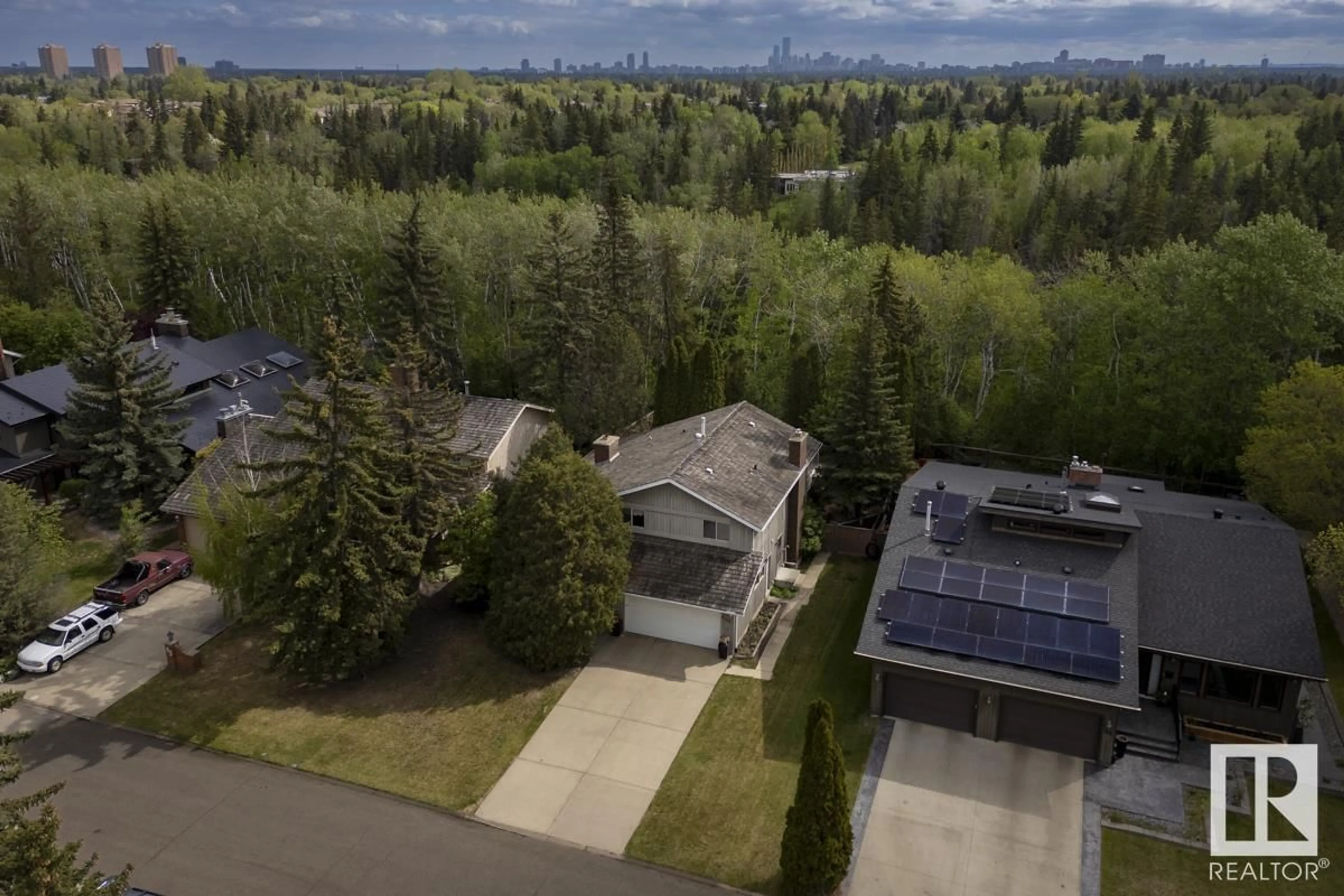 A pic from outside/outdoor area/front of a property/back of a property/a pic from drone, unknown for 39 WOLF CR, Edmonton Alberta T5T1E1