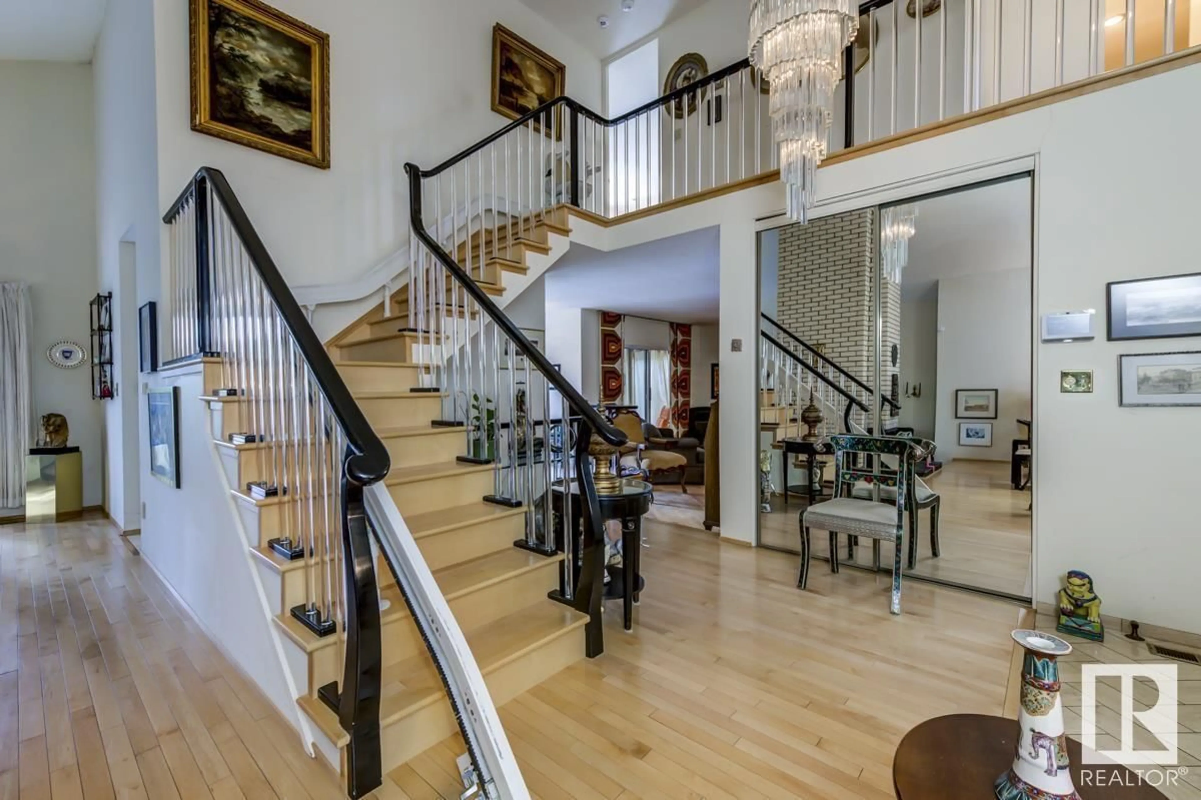 Indoor foyer for 39 WOLF CR, Edmonton Alberta T5T1E1