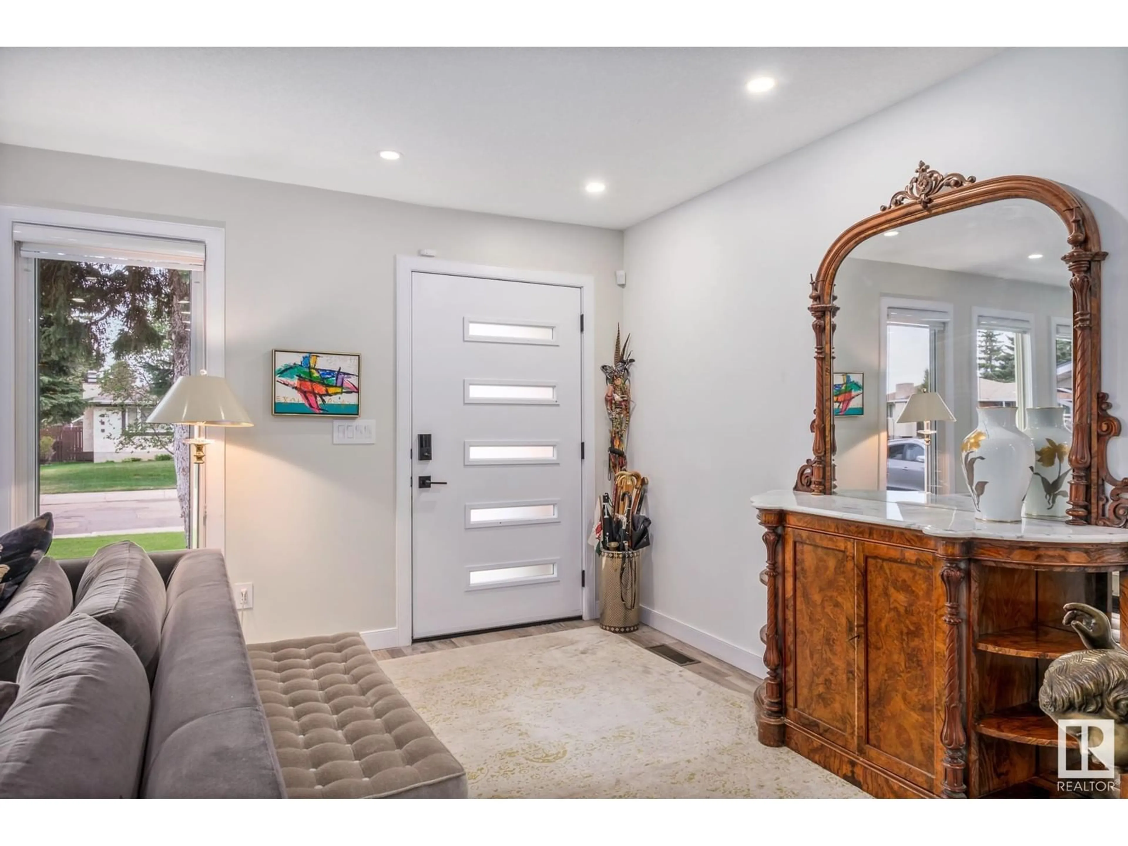 Indoor entryway for 18512 90 AV, Edmonton Alberta T5T1N7