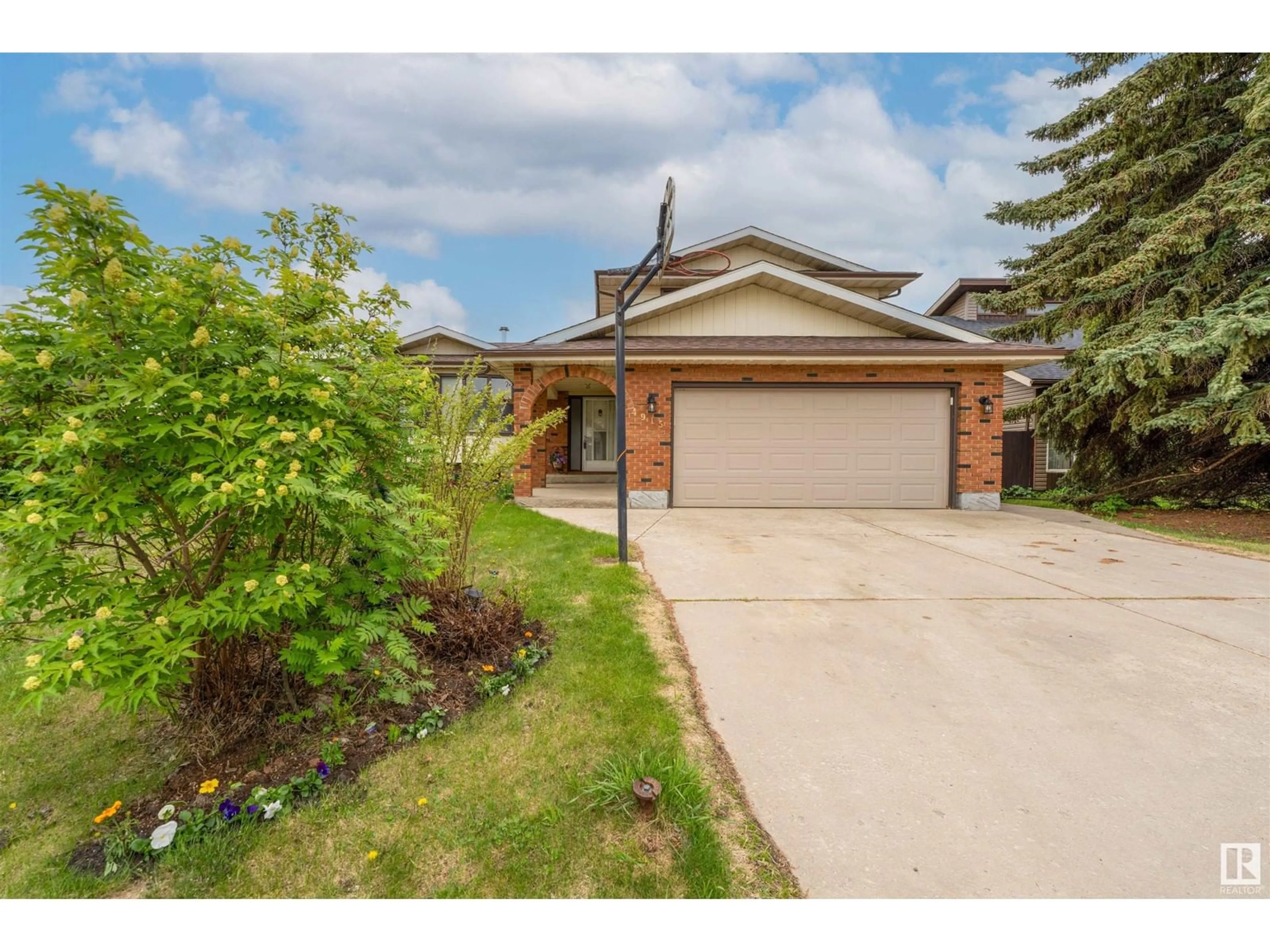 A pic from outside/outdoor area/front of a property/back of a property/a pic from drone, street for 4915 52 AV, Redwater Alberta T0A2W0