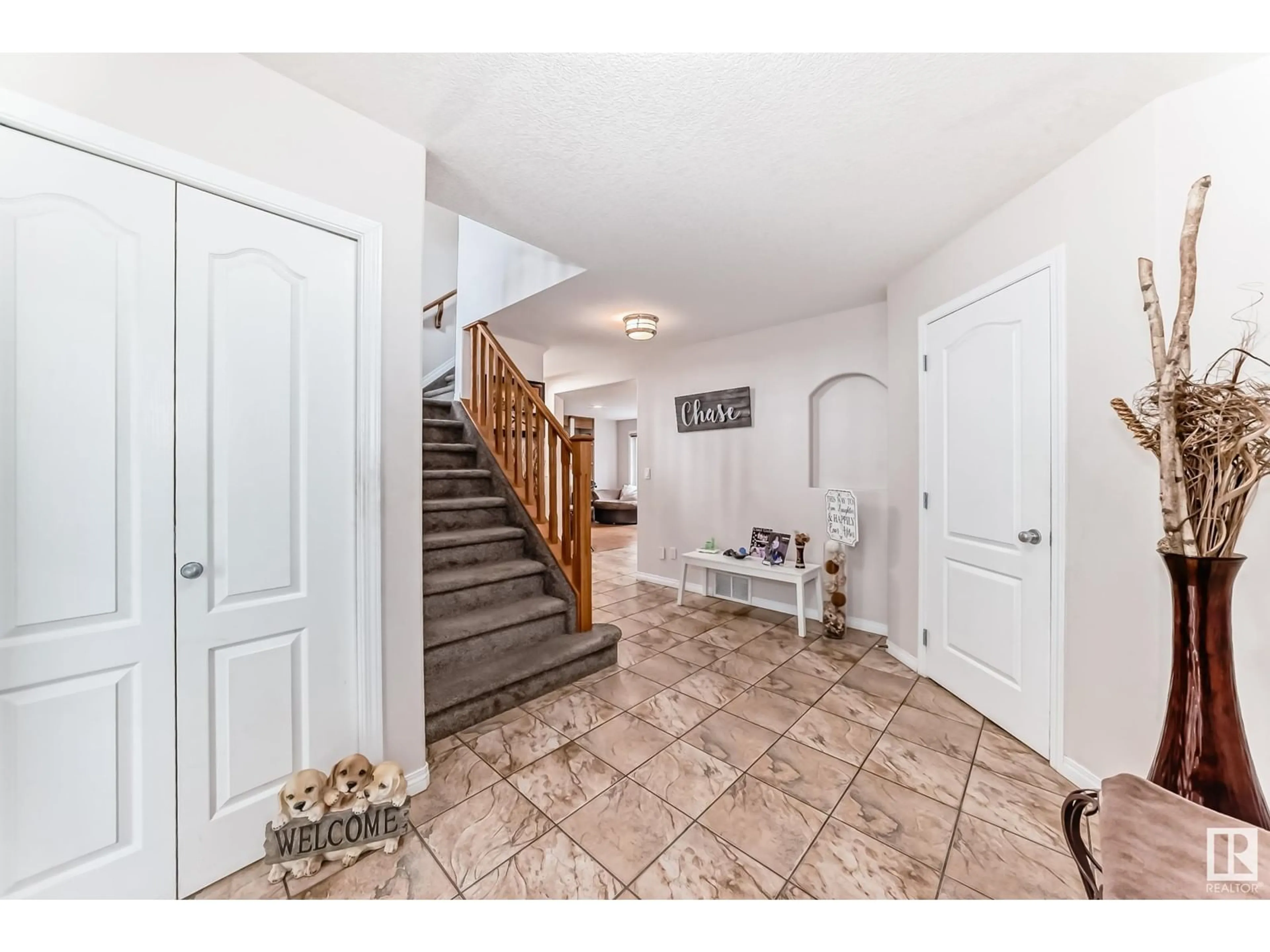 Indoor entryway for 657 SILVER BERRY RD, Edmonton Alberta T6T1X7