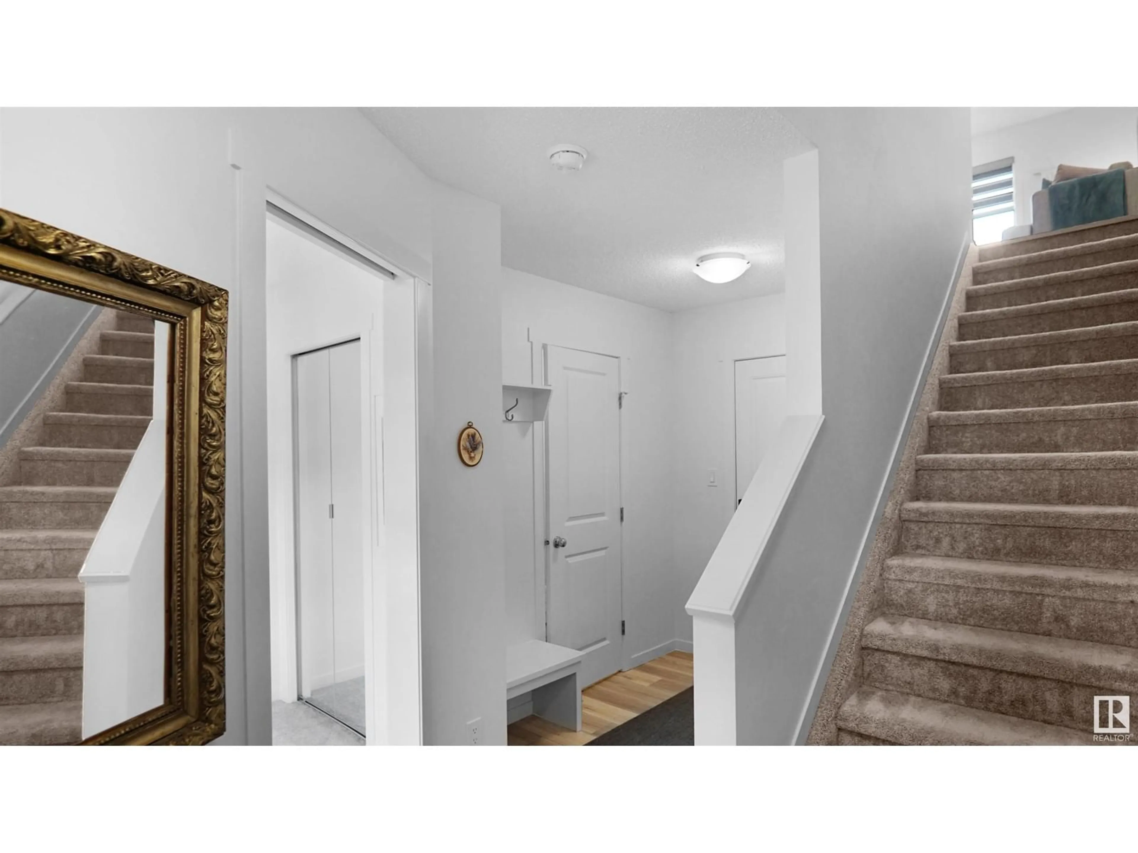 Indoor entryway for 1174 ASTER BV, Edmonton Alberta T6T2S2