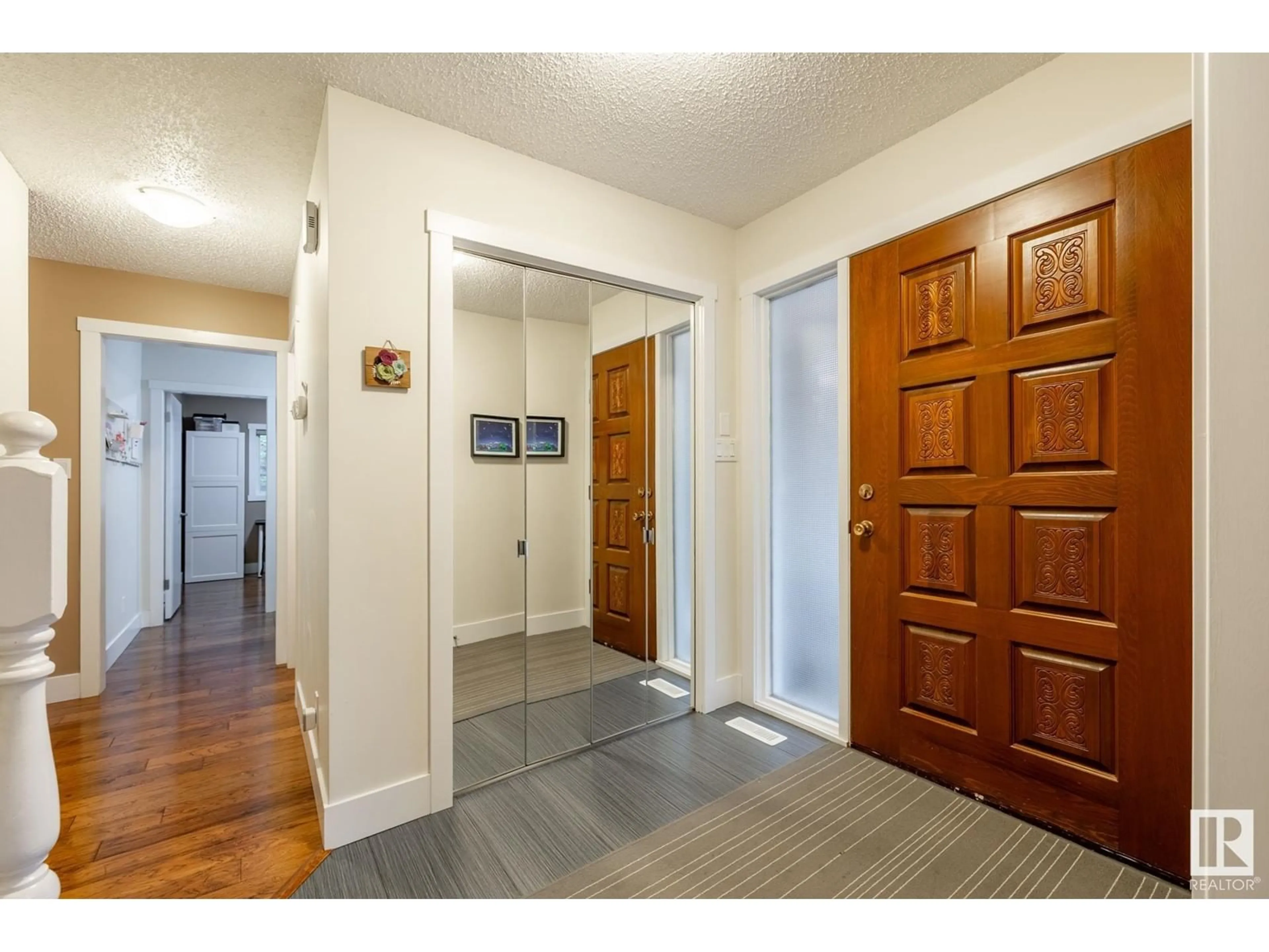 Indoor entryway for 15108 RAMSAY CR, Edmonton Alberta T6H5P4