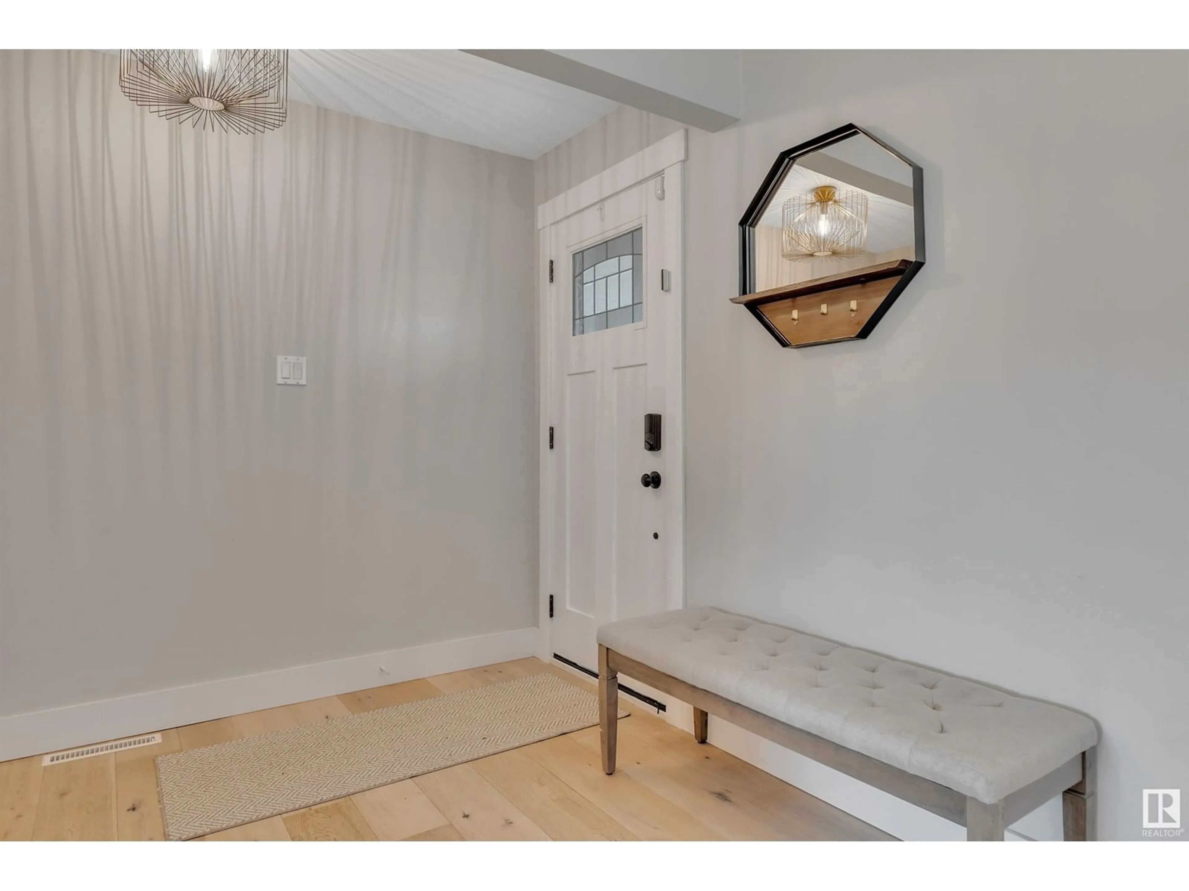 Indoor entryway for 6107 85 AV, Edmonton Alberta T6B0J4