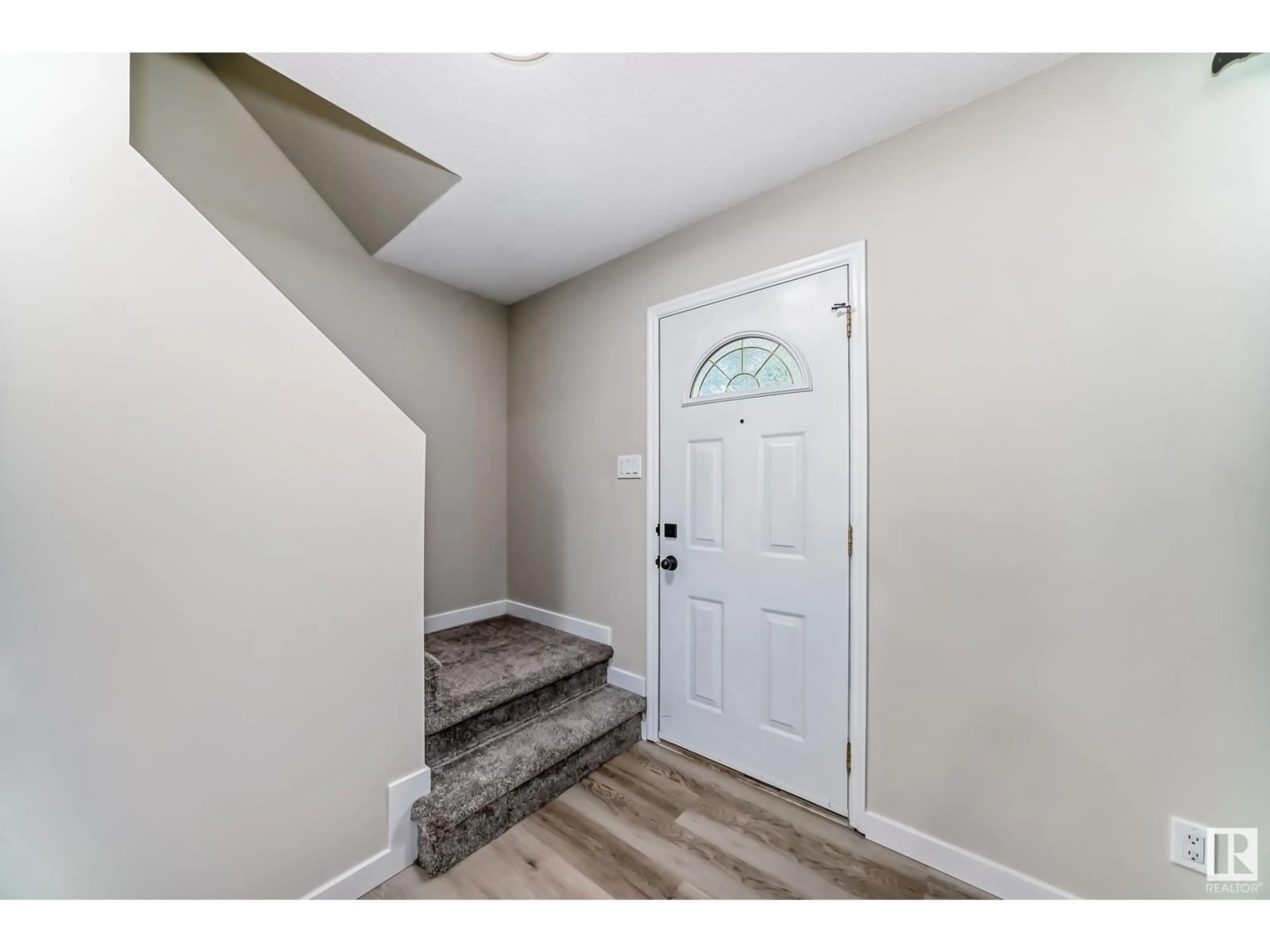 Indoor entryway for NW - 1531 KNOTTWOOD N, Edmonton Alberta T6K2B8