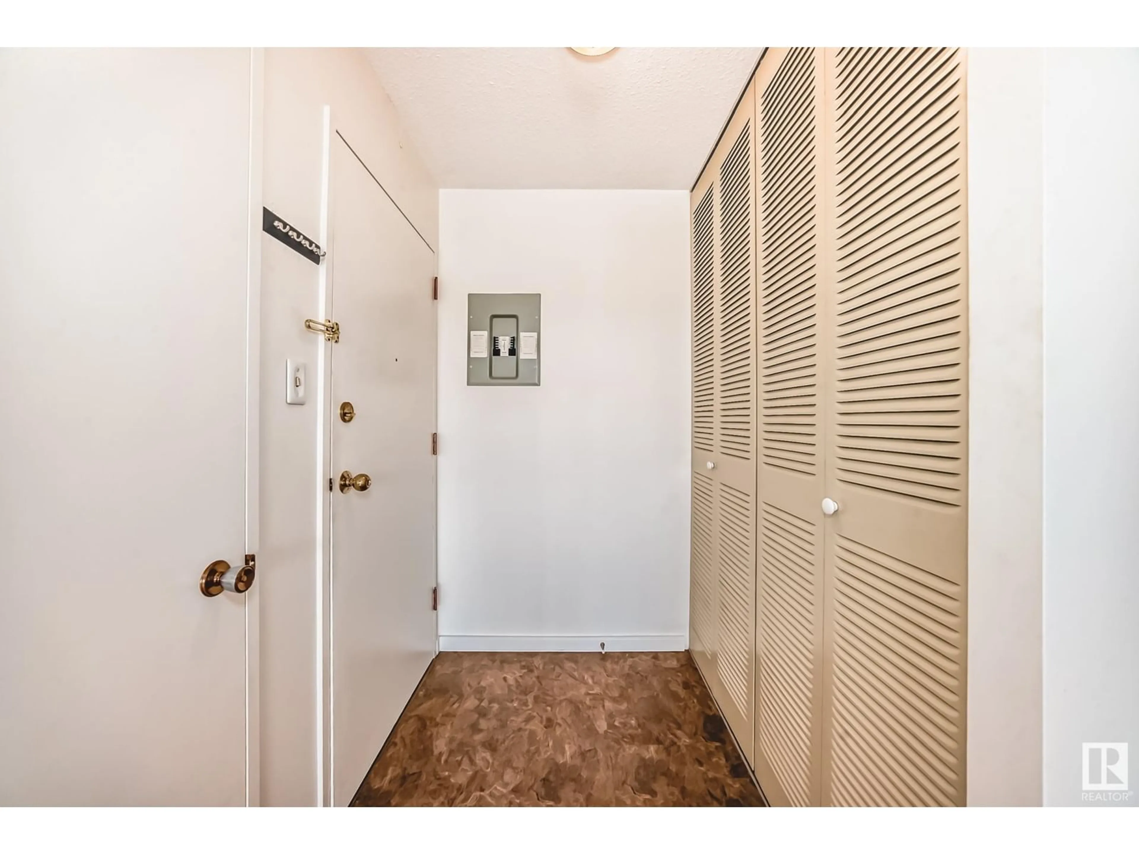 Indoor entryway for 301 - 11415 41 AV, Edmonton Alberta T6J0T9