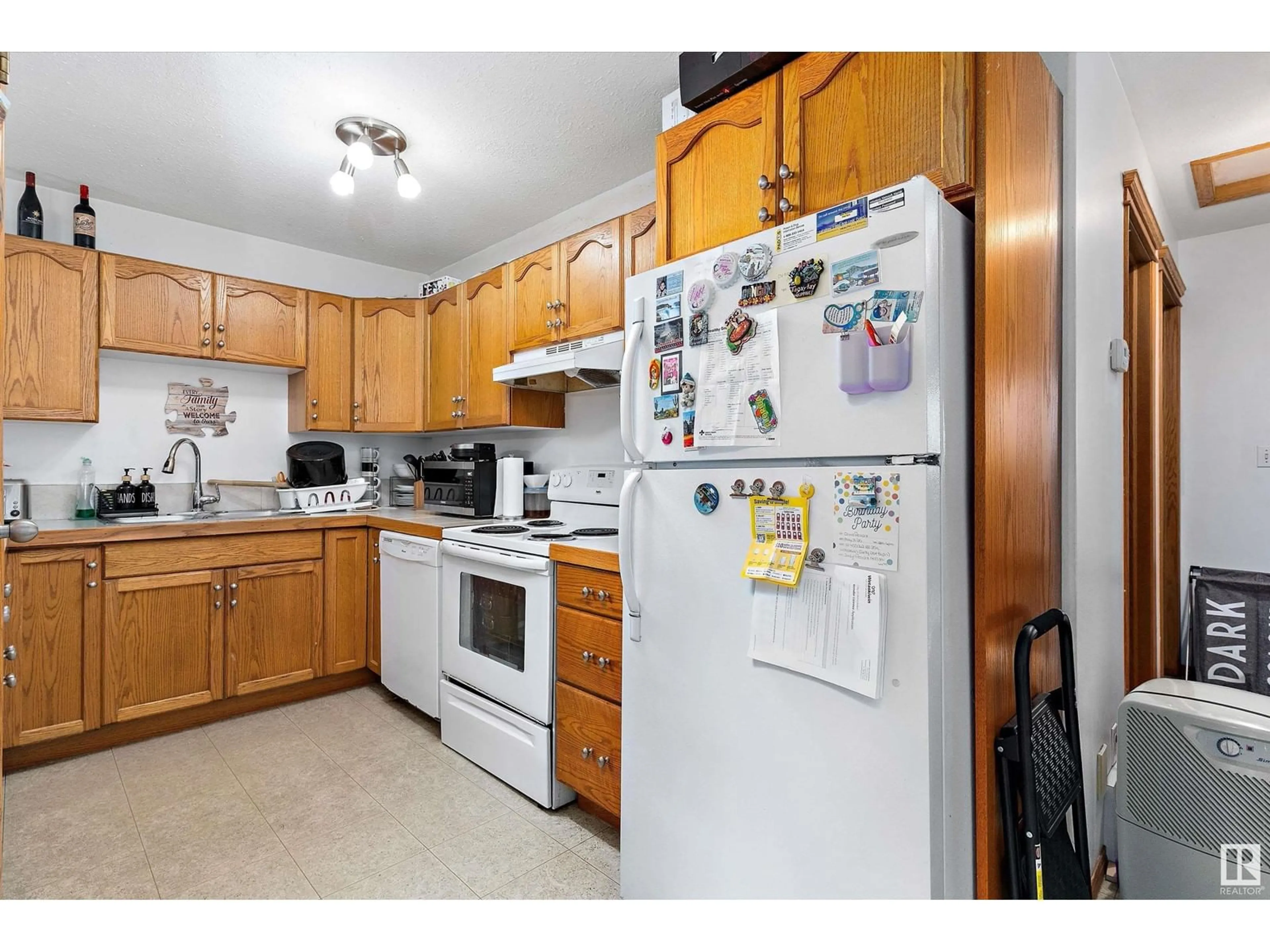 Standard kitchen, unknown for 125 PARKSIDE DR, Wetaskiwin Alberta T9A3H1