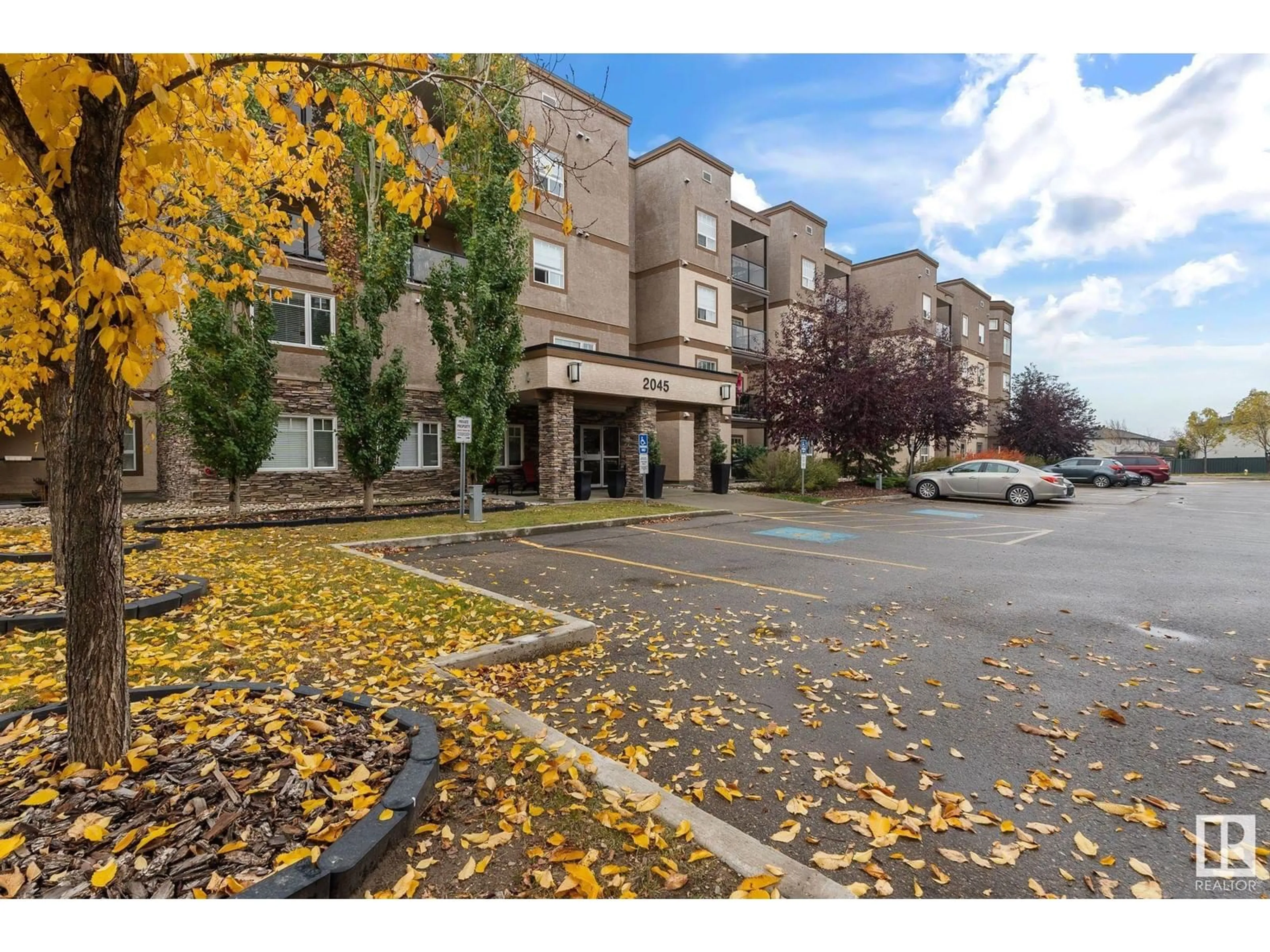 Patio, street for 405 - 2045 GRANTHAM CO, Edmonton Alberta T5T3X4