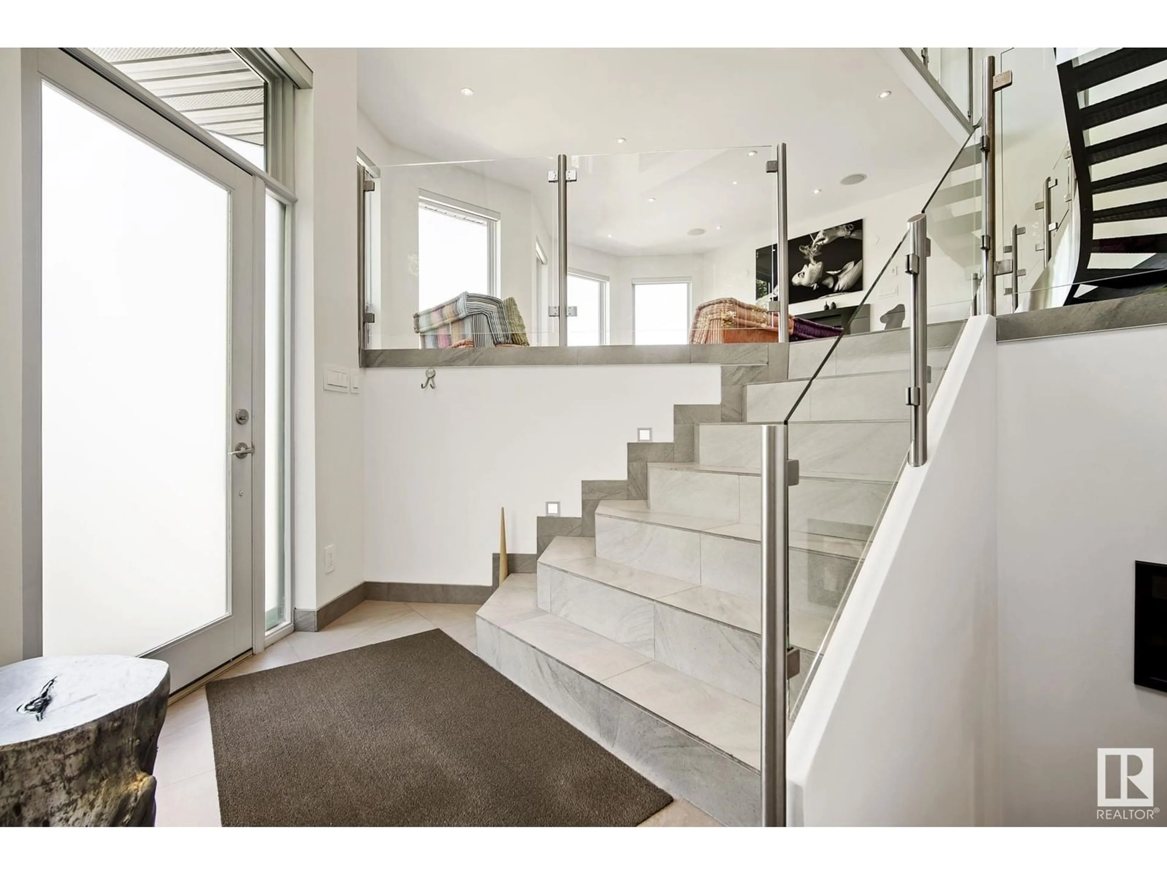 Stairs for NW - 10065 90 AV, Edmonton Alberta T6E4X2