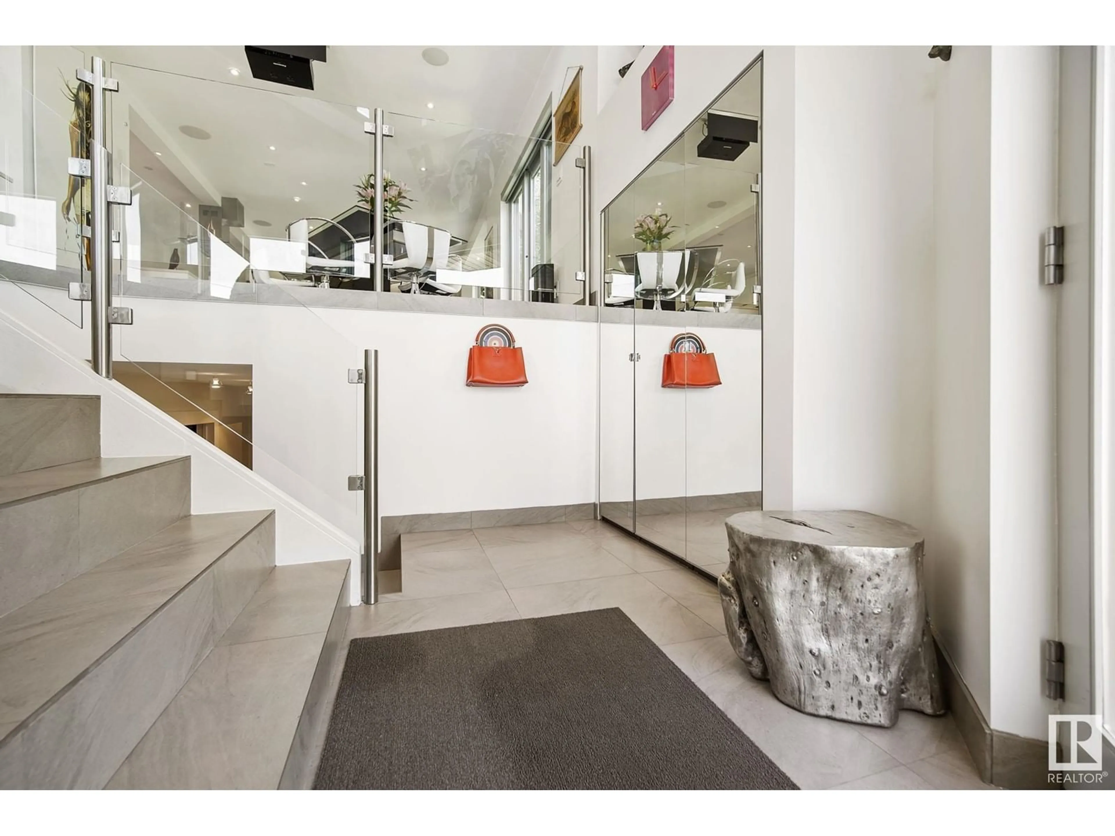 Indoor foyer for NW - 10065 90 AV, Edmonton Alberta T6E4X2