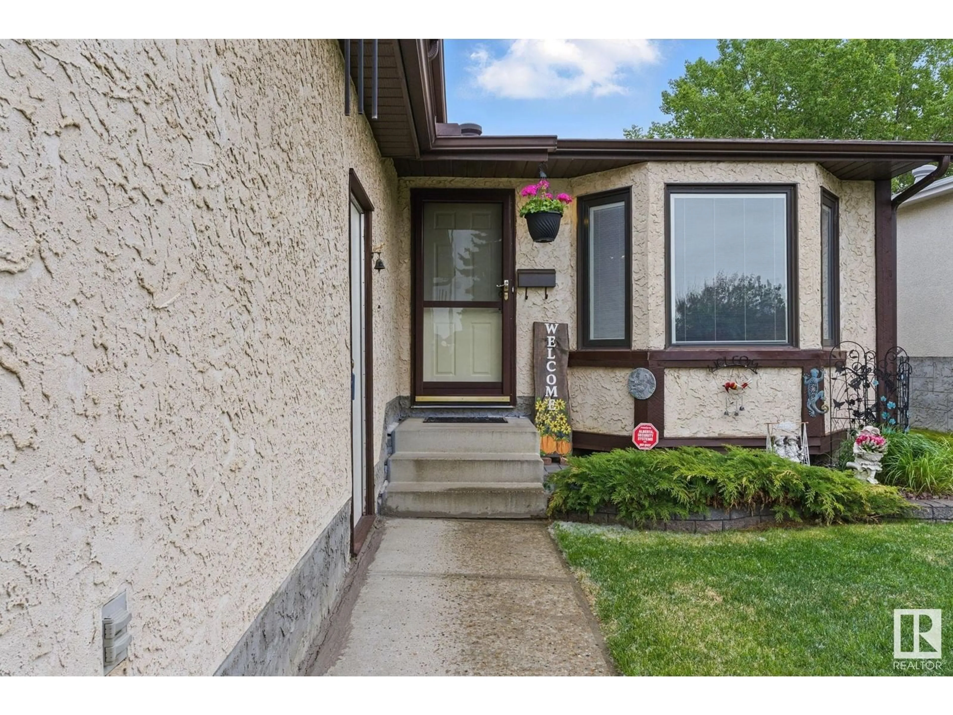 Indoor entryway for 144 ST. ANDREWS DR, Stony Plain Alberta T7Z1K7
