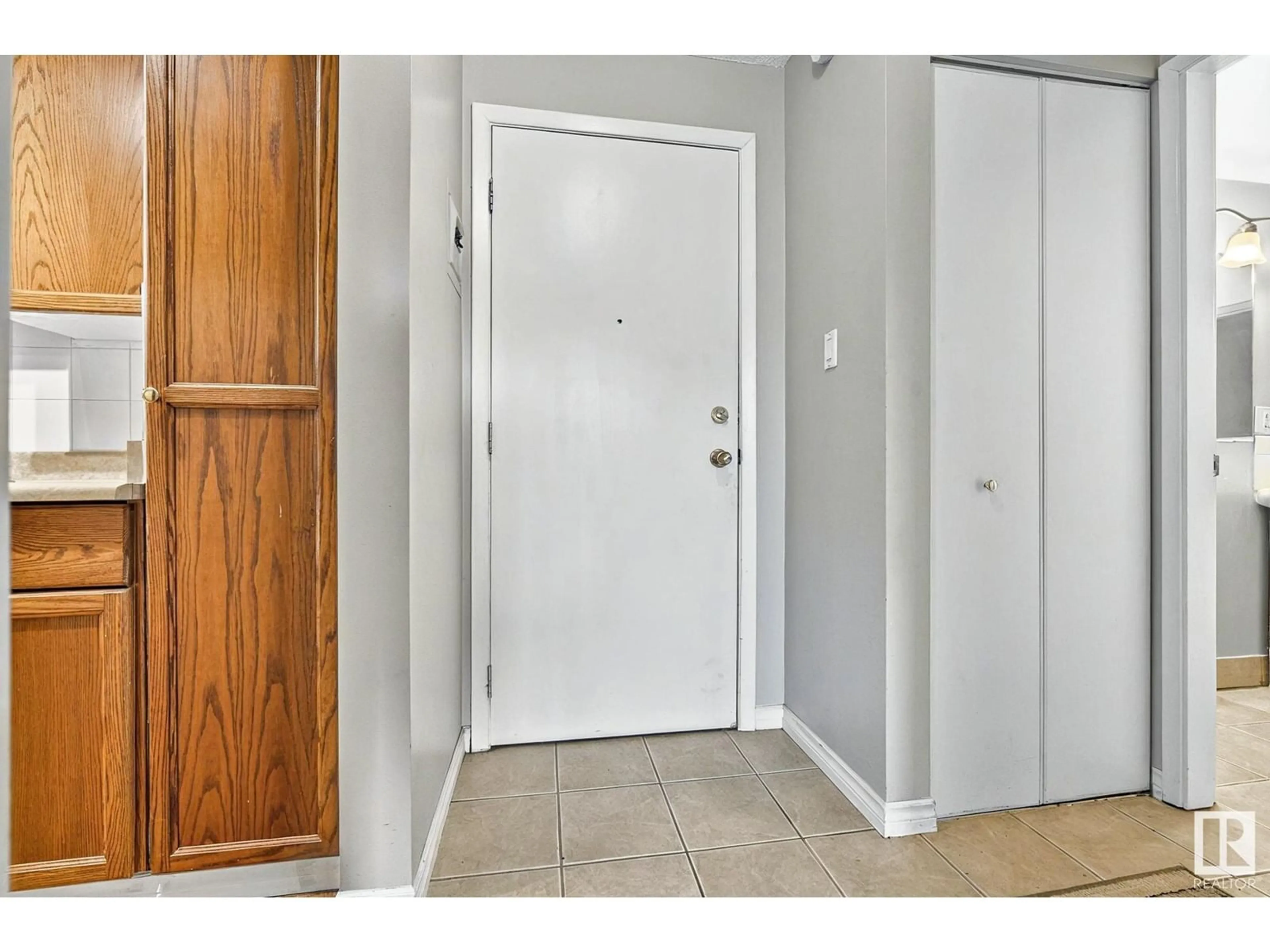 Indoor entryway for #104 - 10230 114 ST, Edmonton Alberta T5K1R9