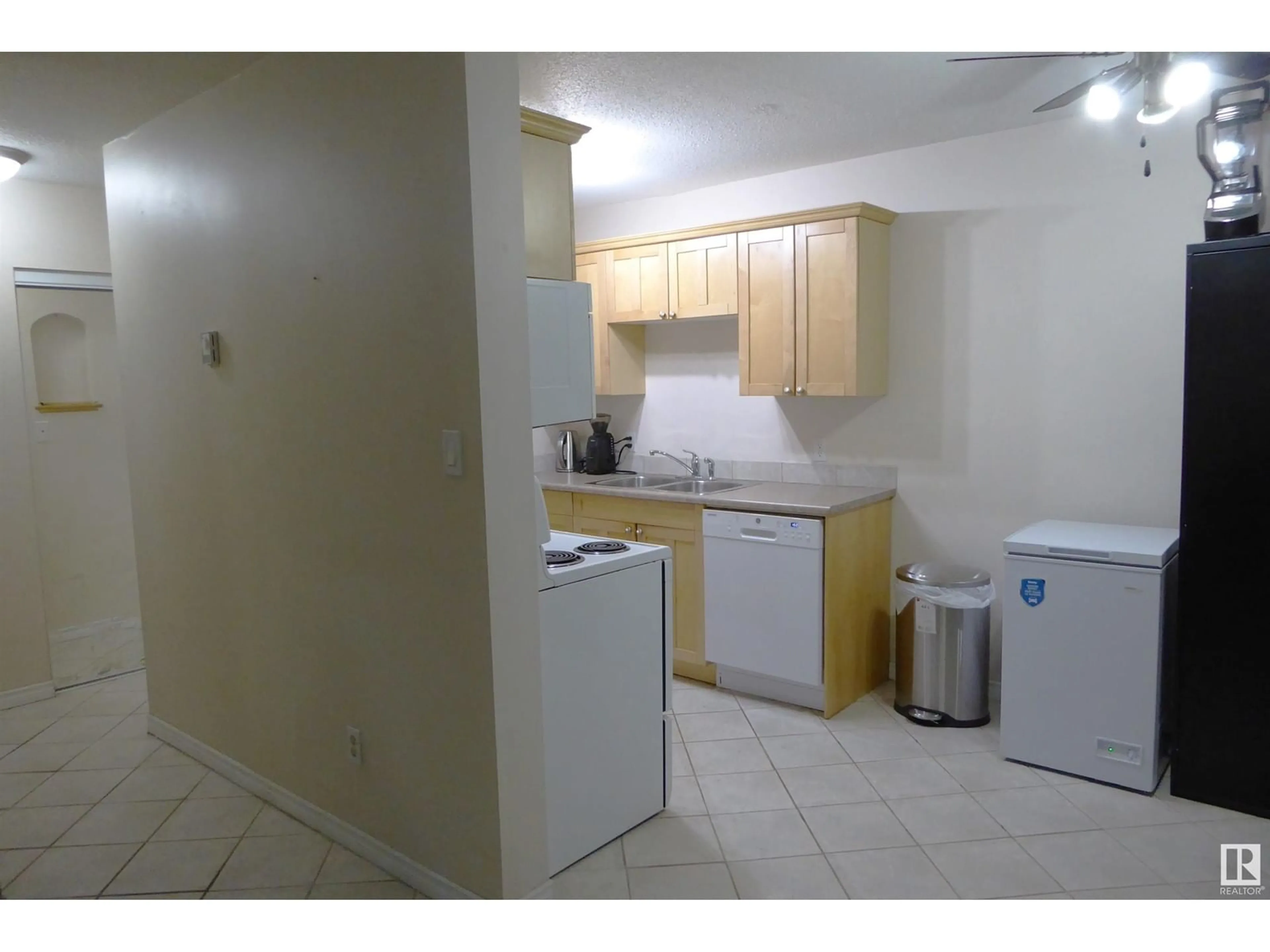 Standard kitchen, unknown for #305 - 10420 93 ST, Edmonton Alberta T5H1X4