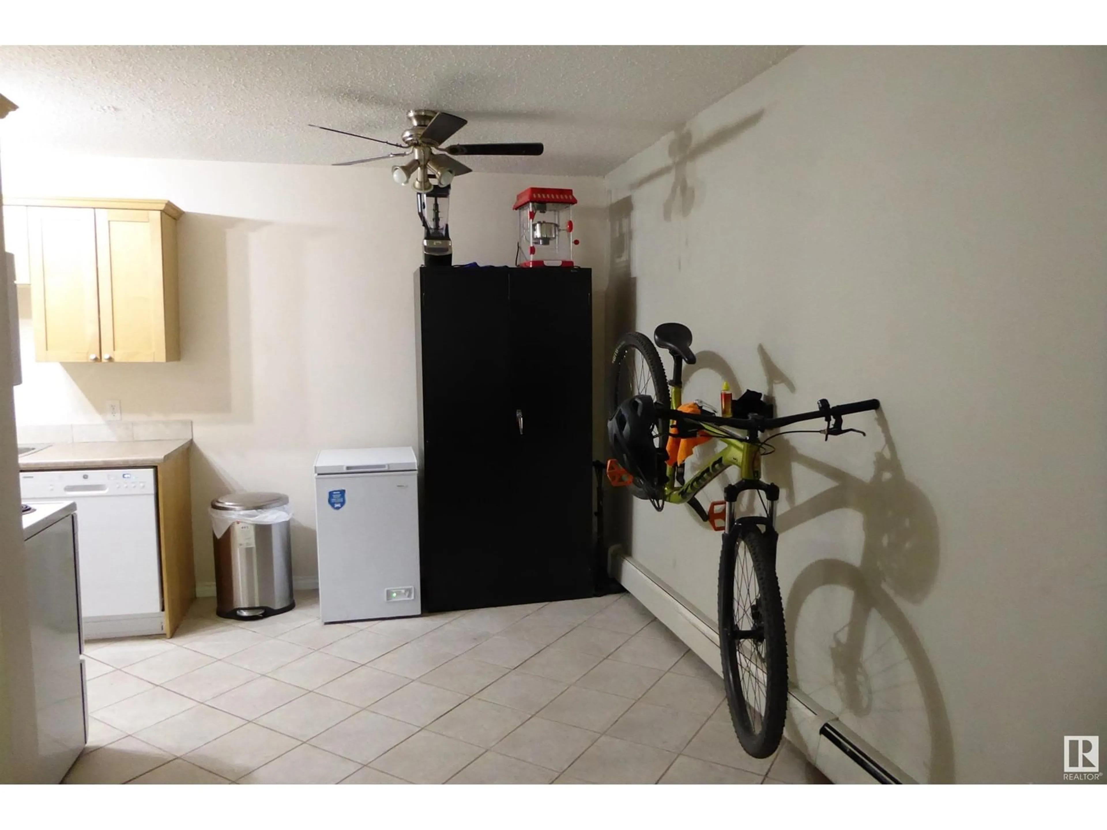 A pic of a room for #305 - 10420 93 ST, Edmonton Alberta T5H1X4
