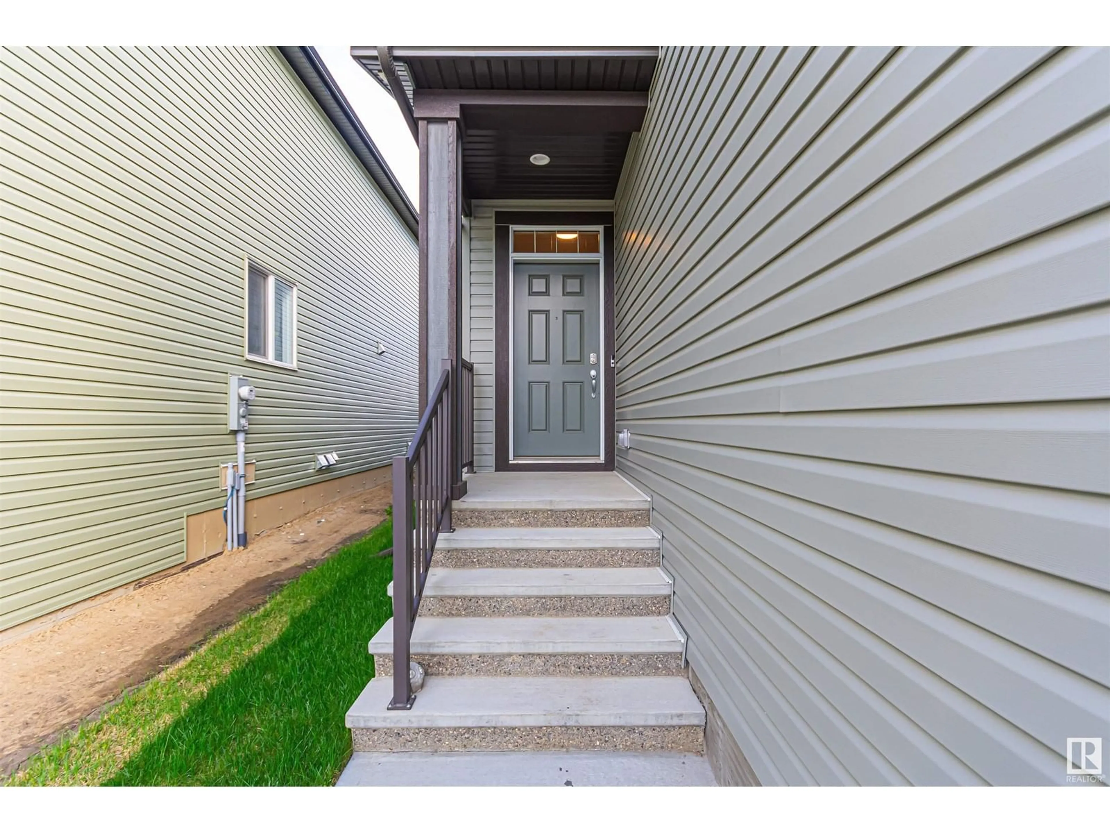 Indoor entryway for 1395 SECORD LANDING NW, Edmonton Alberta T5T7A7