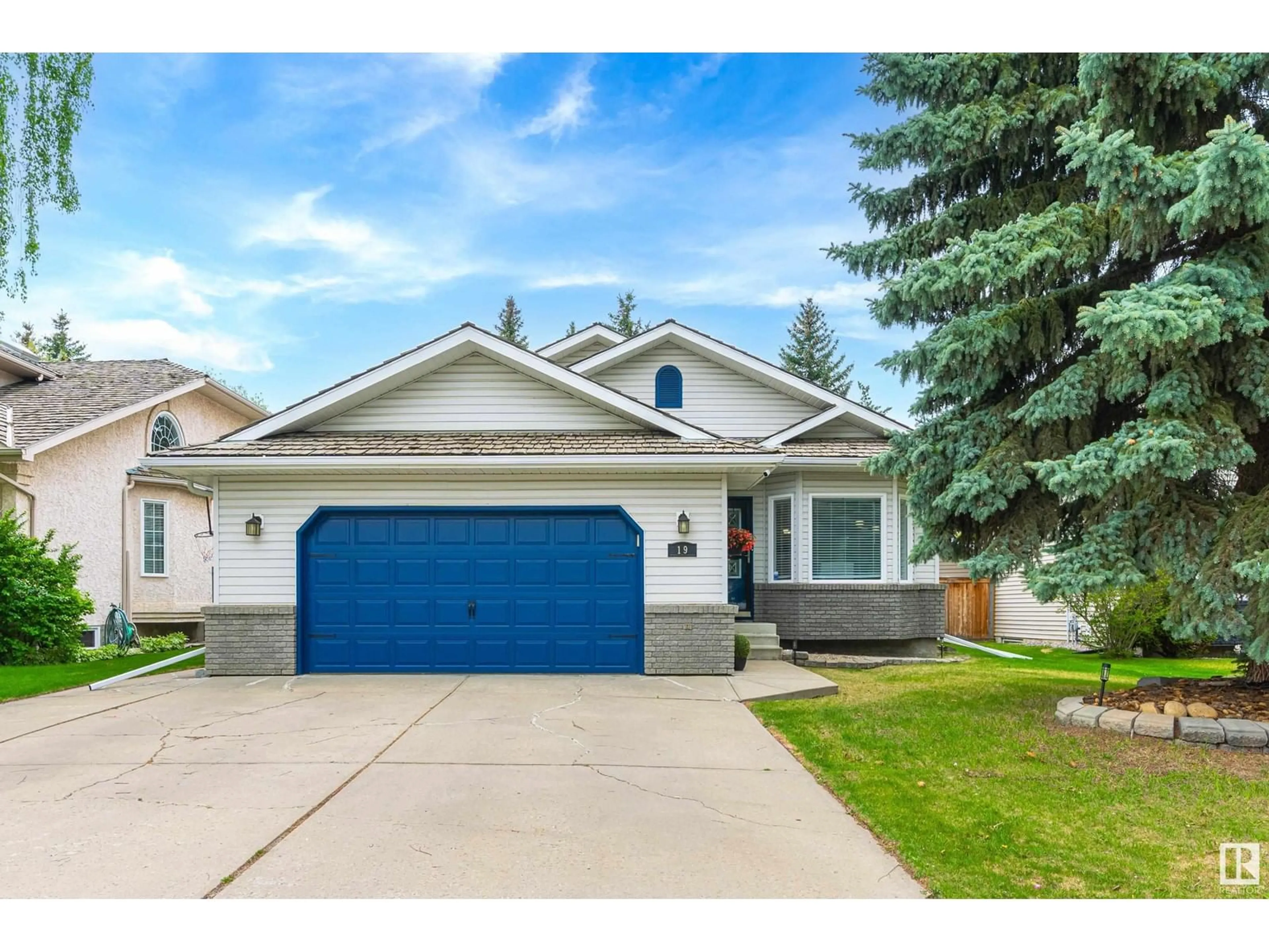 Home with vinyl exterior material, street for 19 HOLMGREN CR, St. Albert Alberta T8N5V3