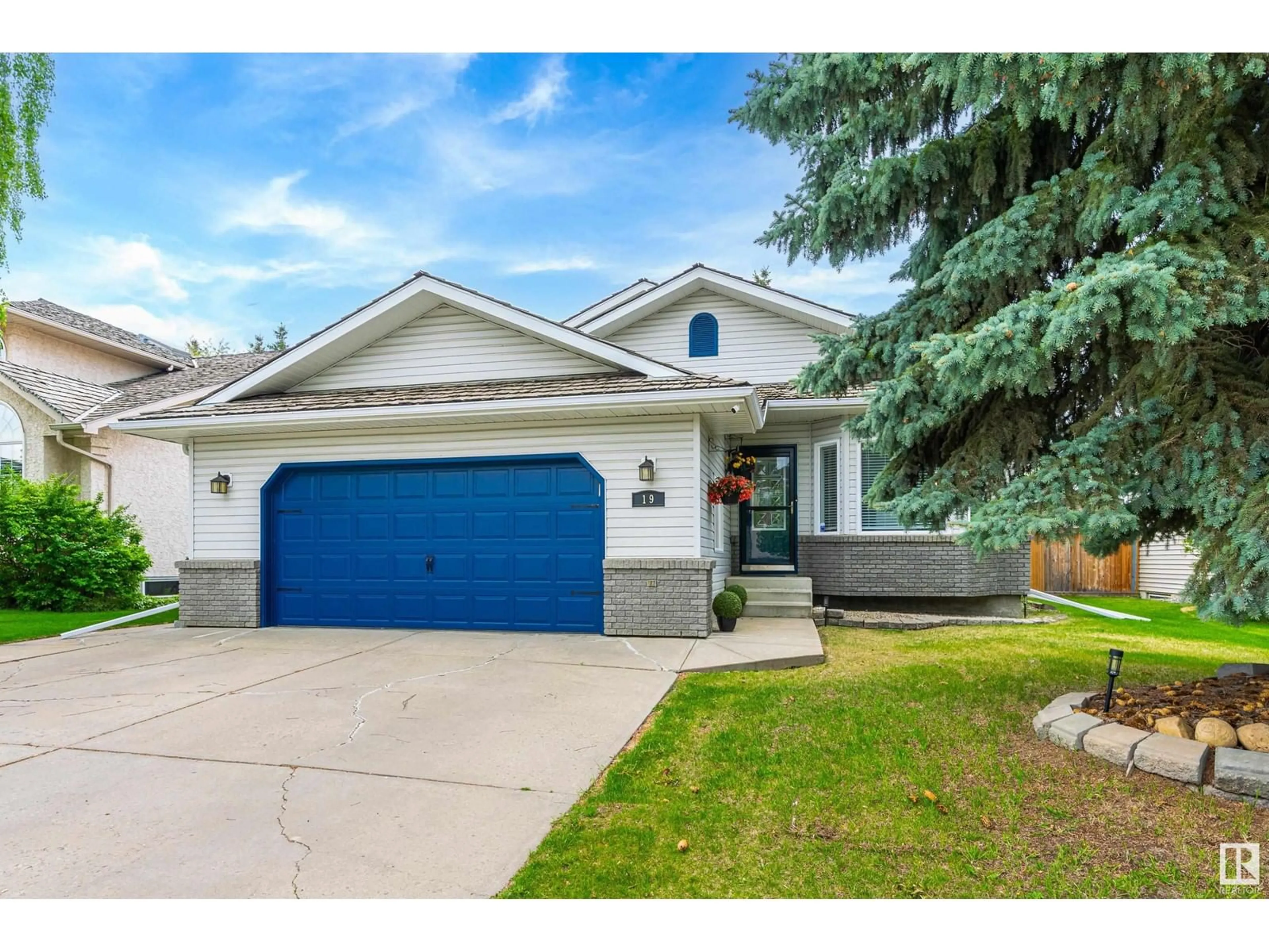 Home with vinyl exterior material, street for 19 HOLMGREN CR, St. Albert Alberta T8N5V3