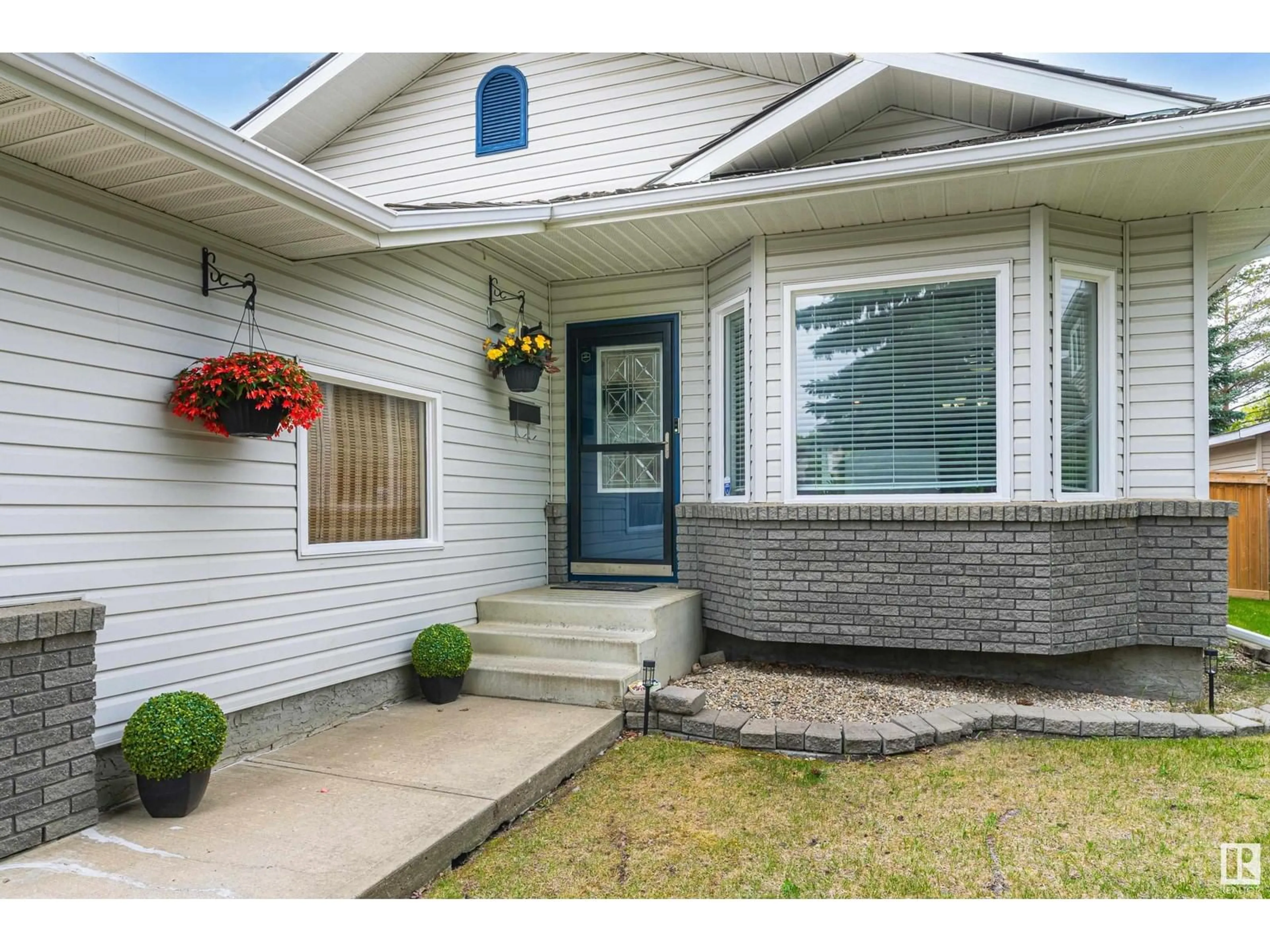 Home with vinyl exterior material, street for 19 HOLMGREN CR, St. Albert Alberta T8N5V3