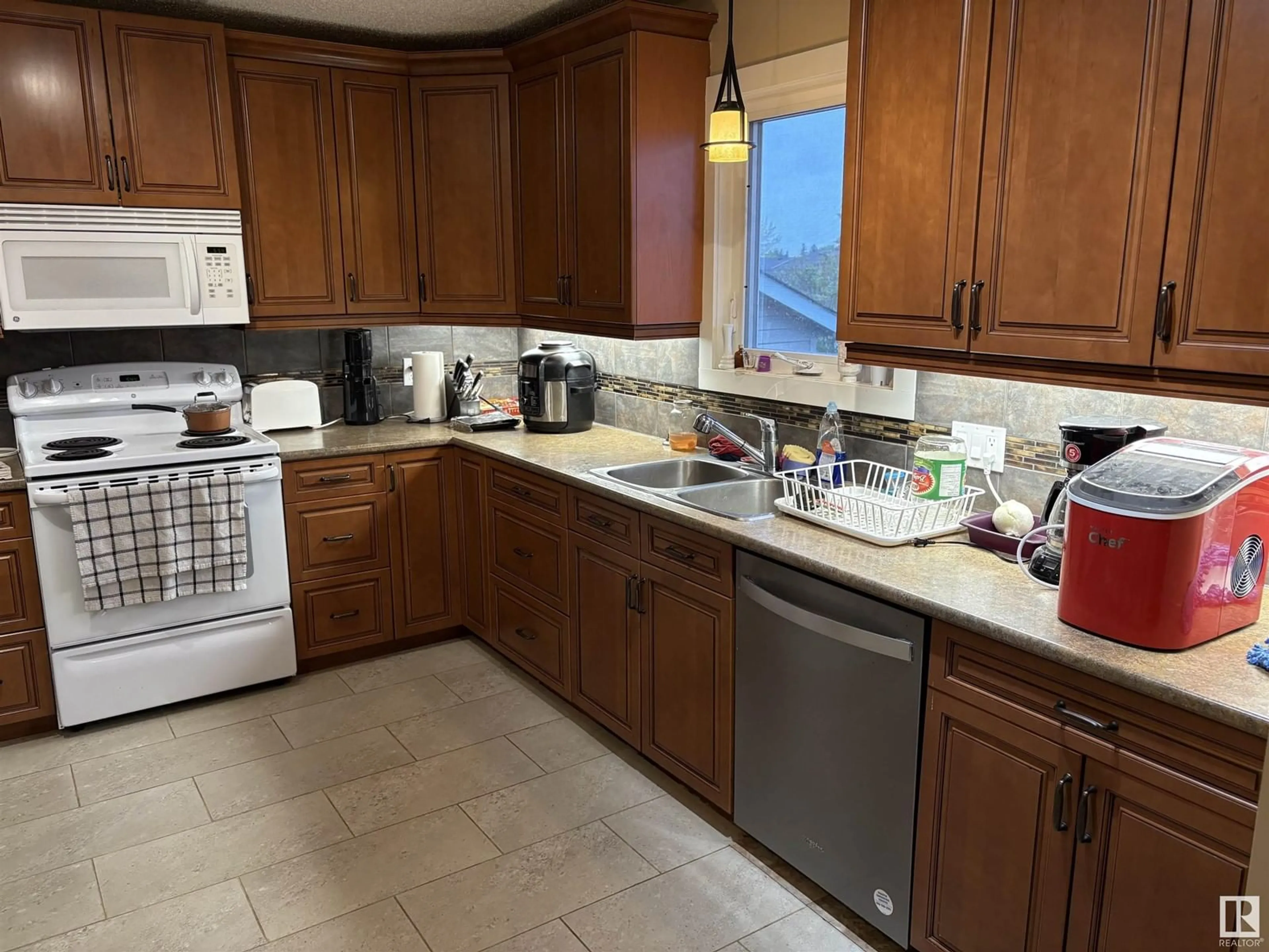 Standard kitchen, ceramic/tile floor for 4330 54 AVE, Tofield Alberta T0B4J0
