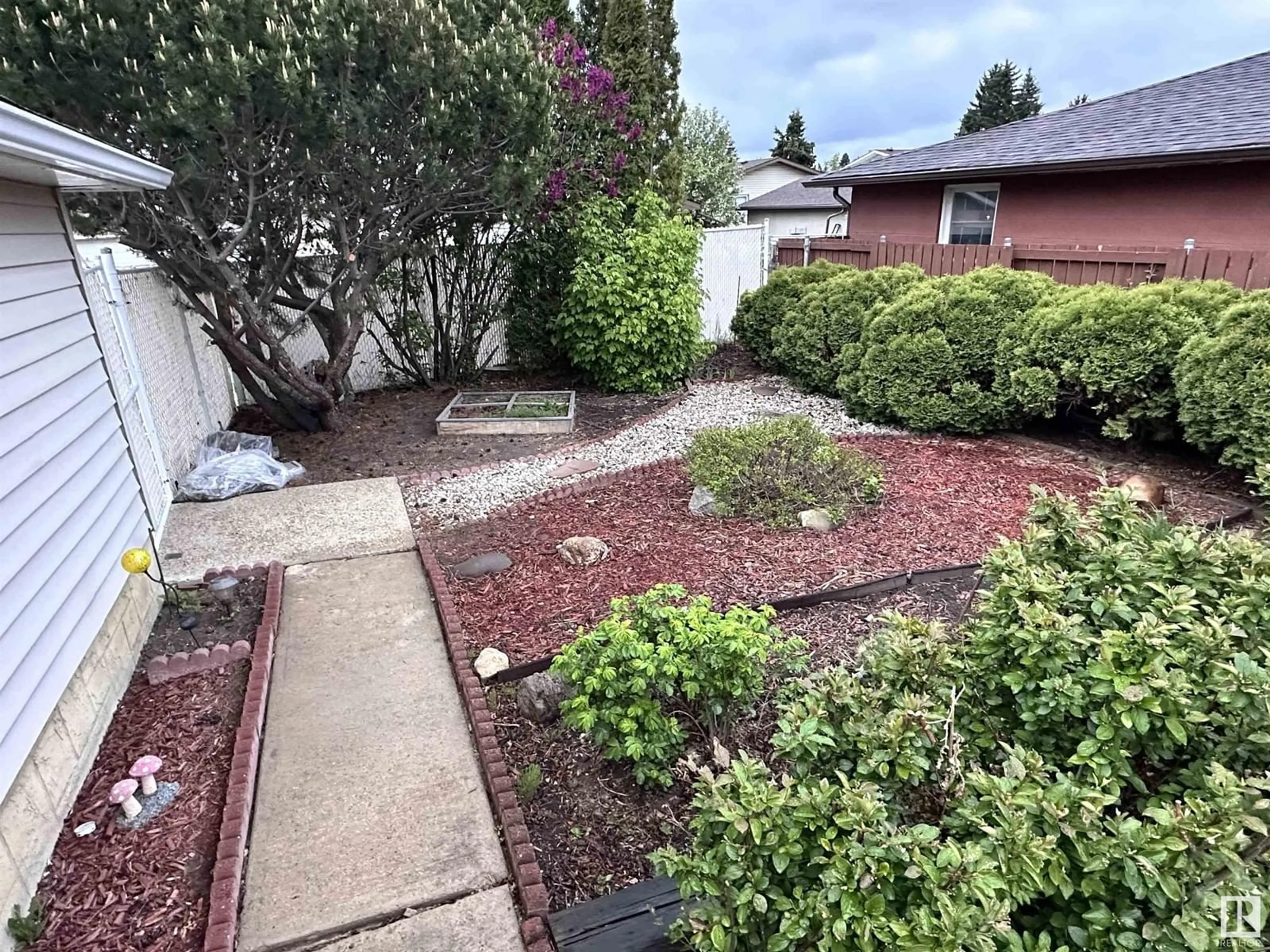 A pic from outside/outdoor area/front of a property/back of a property/a pic from drone, street for 15231 94A ST NW, Edmonton Alberta T5E3X7