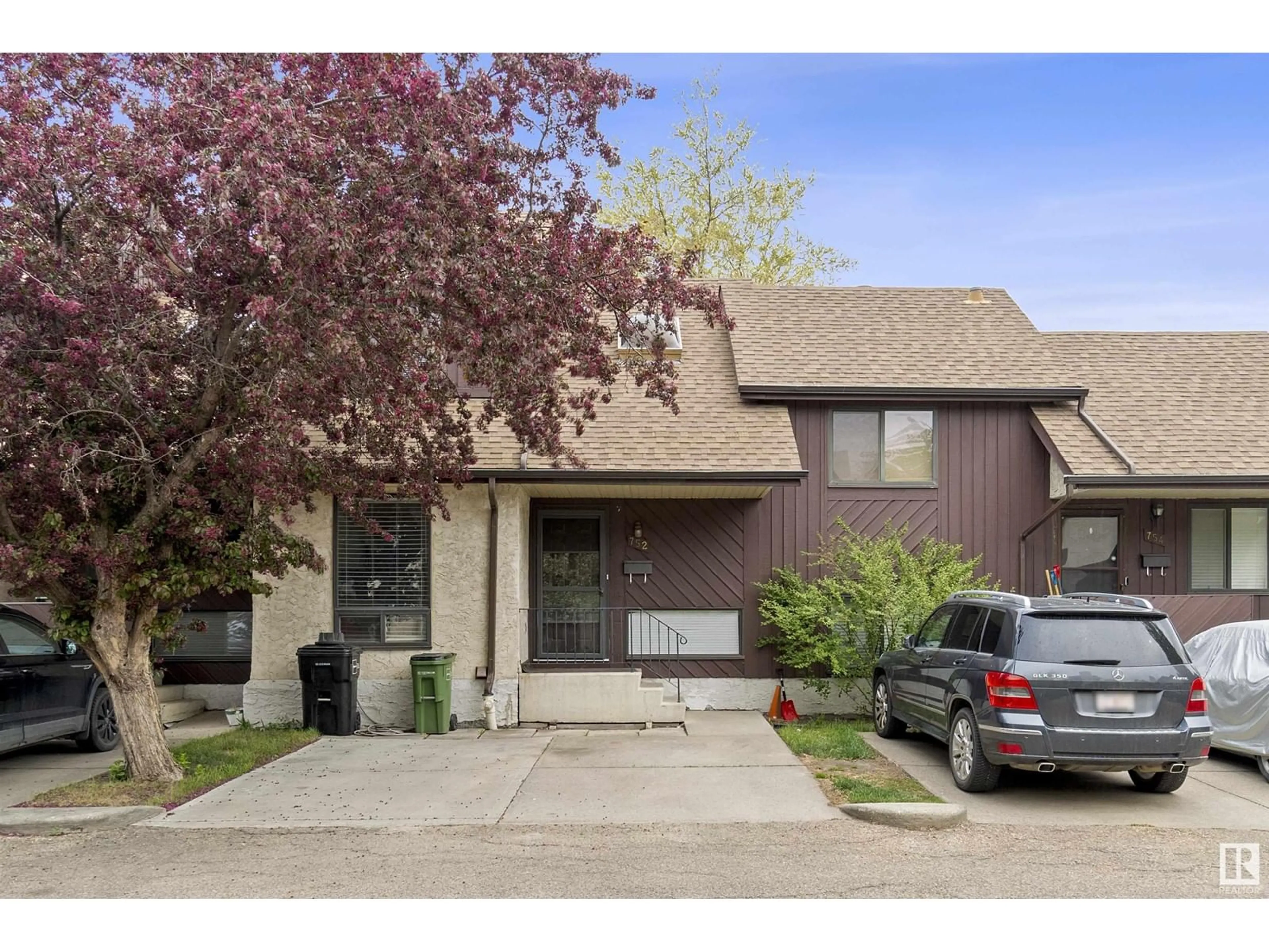 Home with vinyl exterior material, street for 752 SADDLEBACK RD, Edmonton Alberta T6J5E6