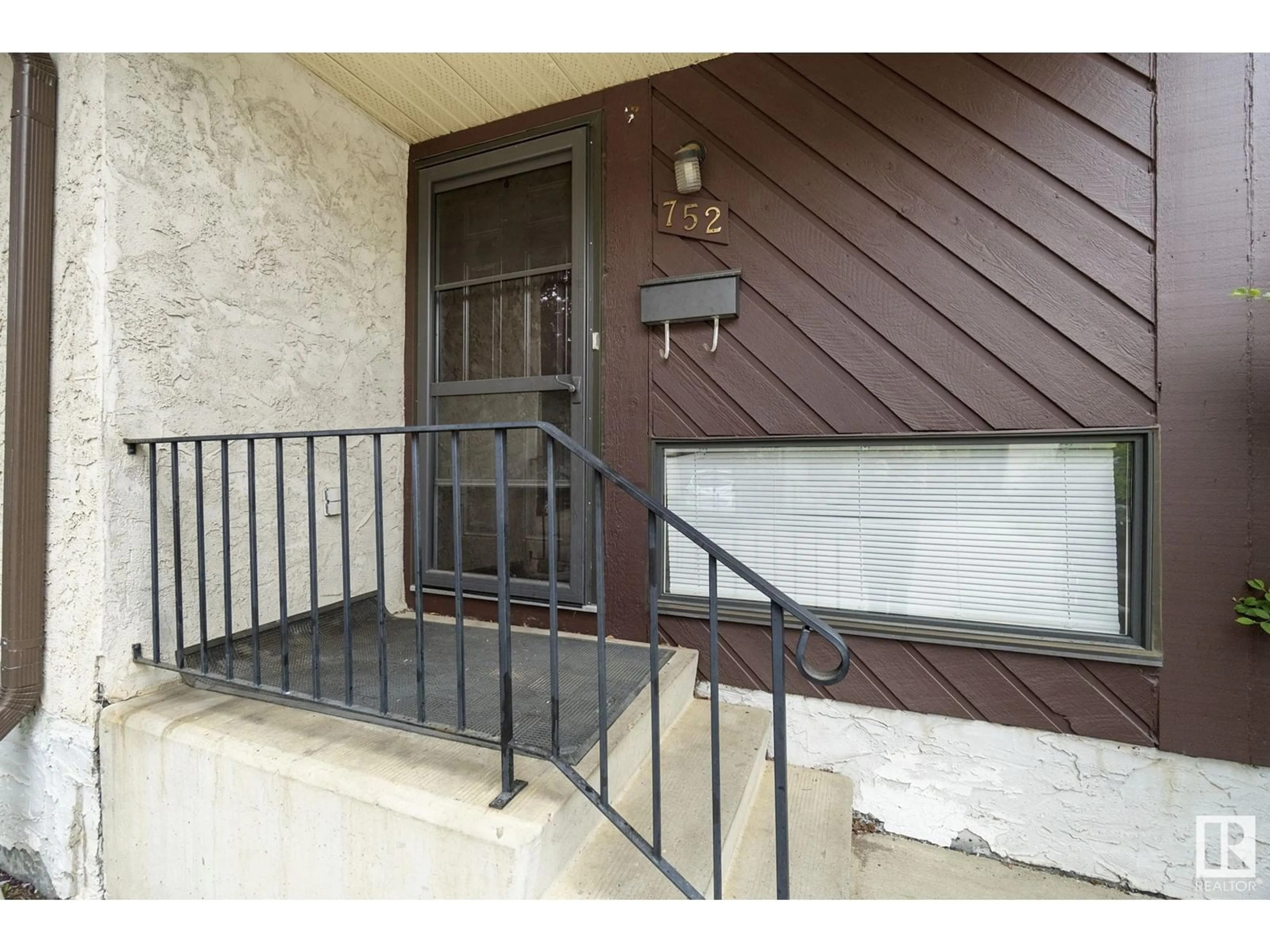 Indoor entryway for 752 SADDLEBACK RD, Edmonton Alberta T6J5E6