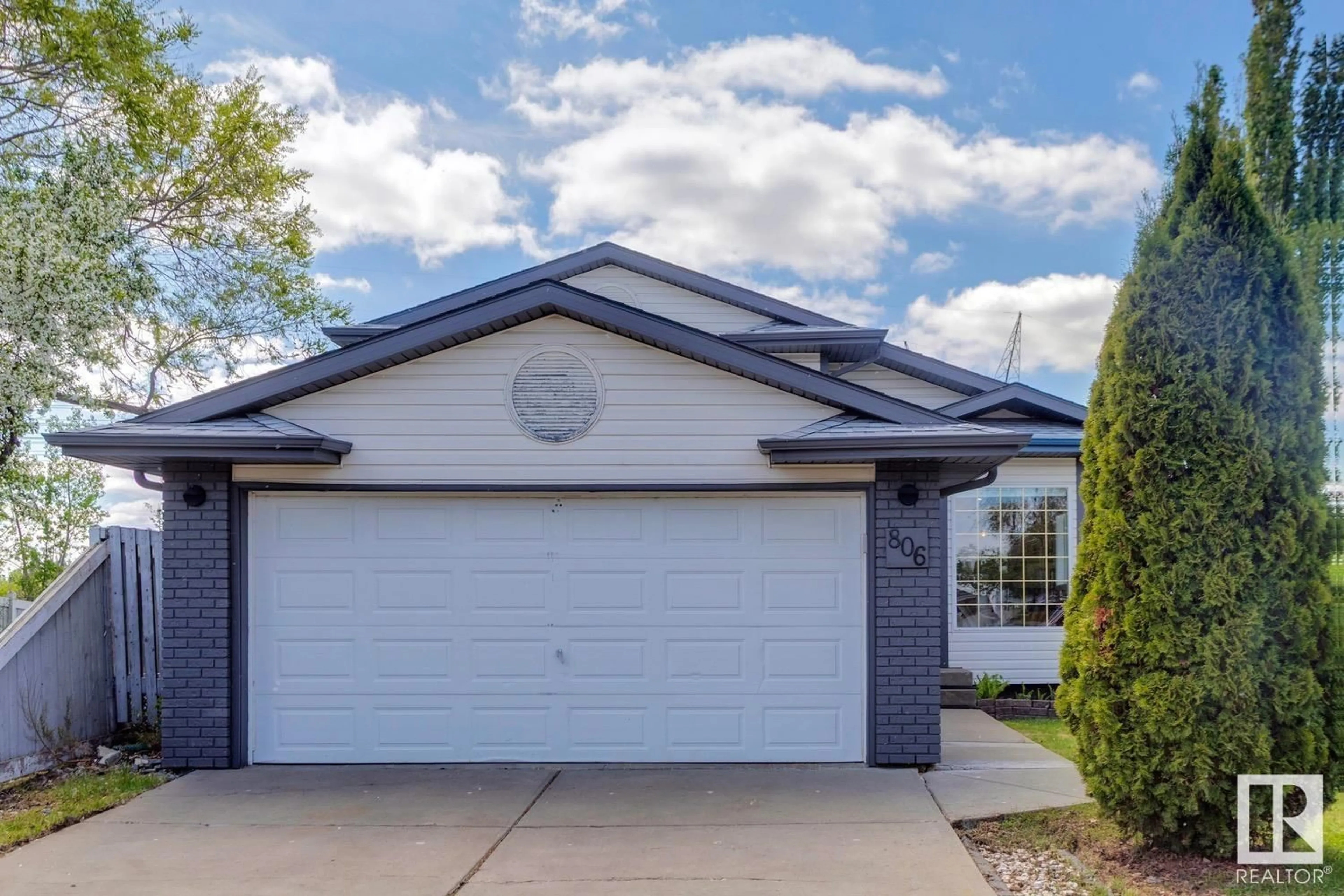 Home with vinyl exterior material, street for NW - 806 118A ST, Edmonton Alberta T6J6Z9