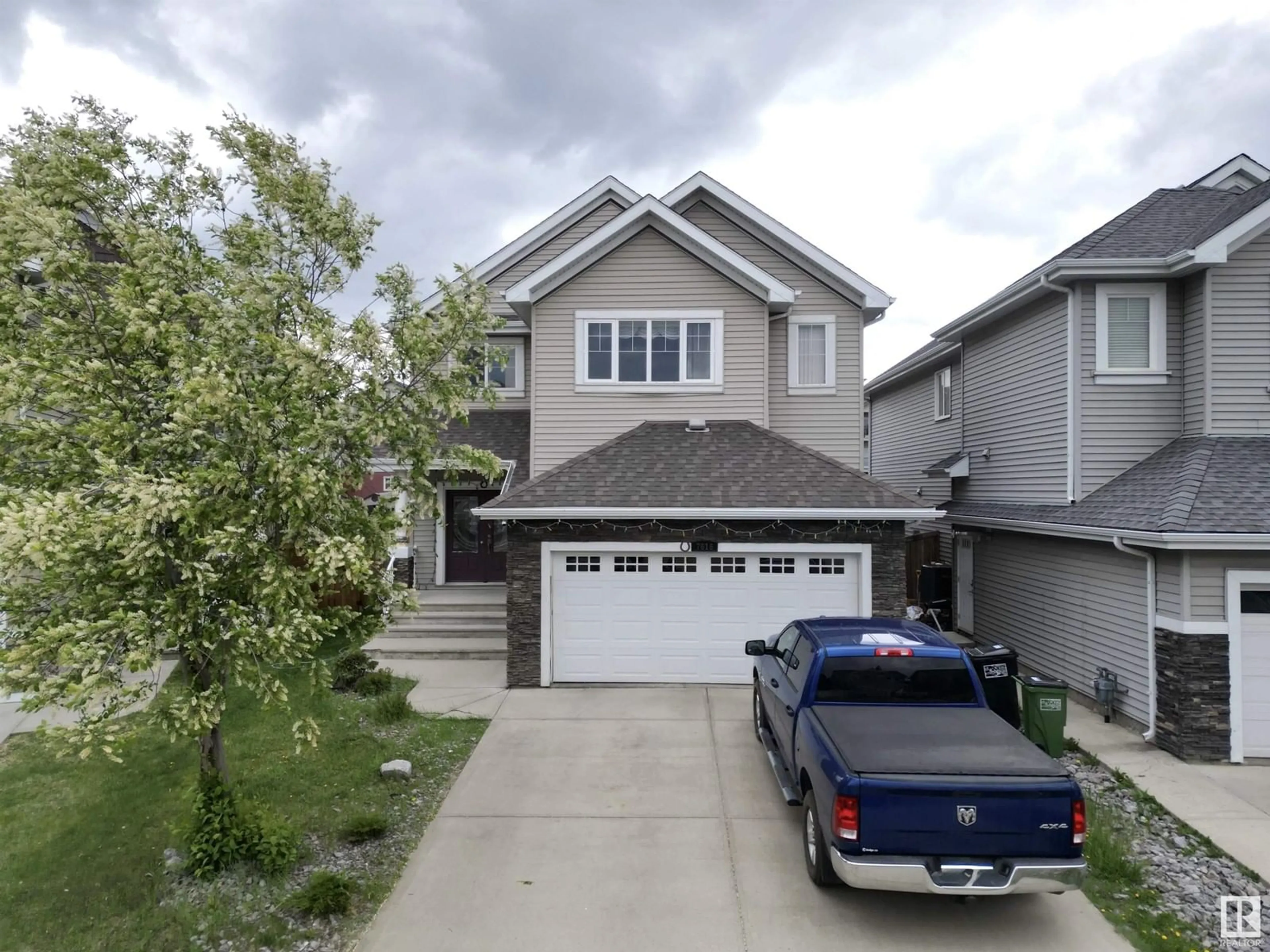 A pic from outside/outdoor area/front of a property/back of a property/a pic from drone, street for 7616 10 AV, Edmonton Alberta T6X0N6