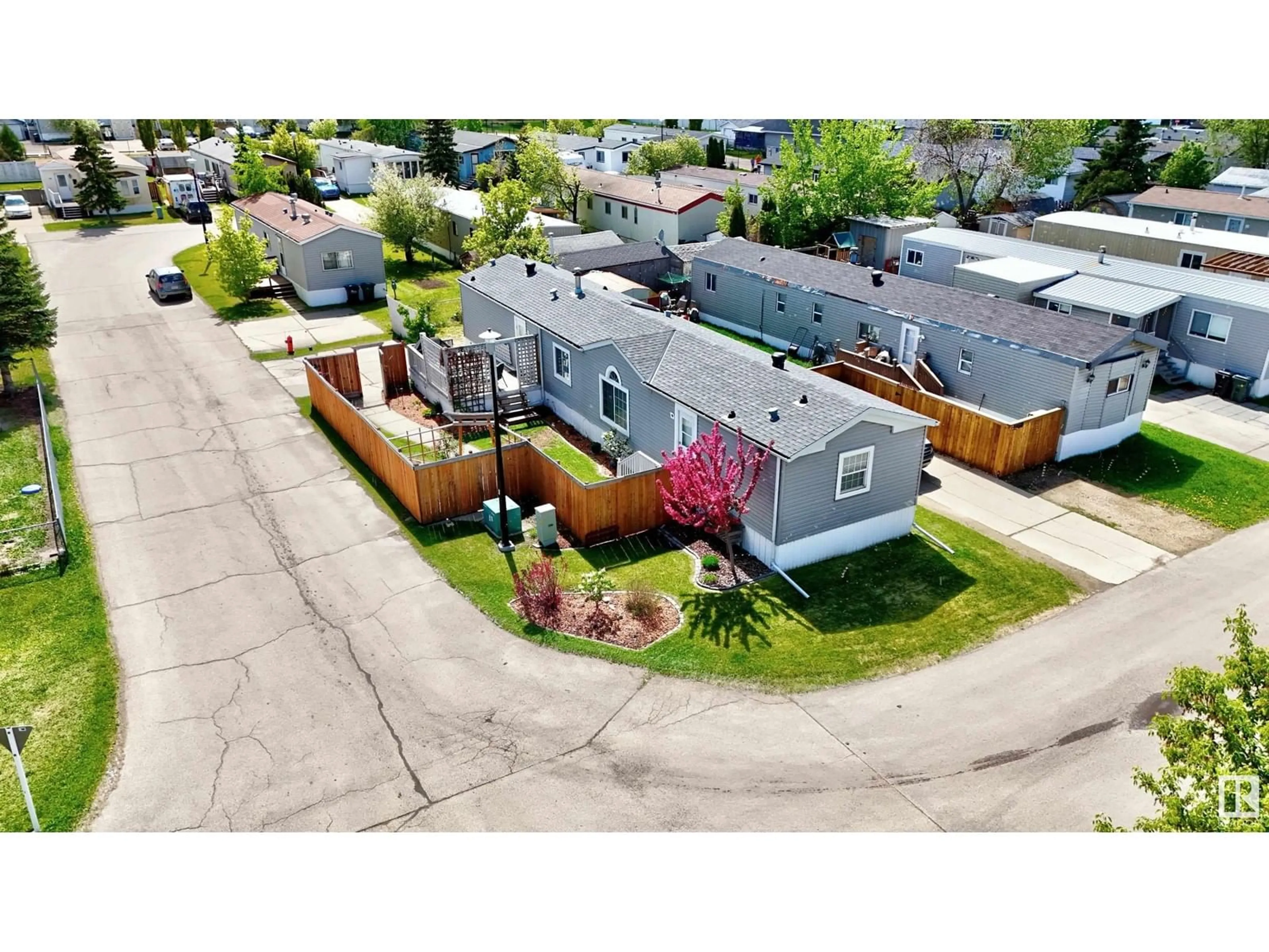 A pic from outside/outdoor area/front of a property/back of a property/a pic from drone, street for 1161 LAKEVISTA DR, Sherwood Park Alberta T8H1K1
