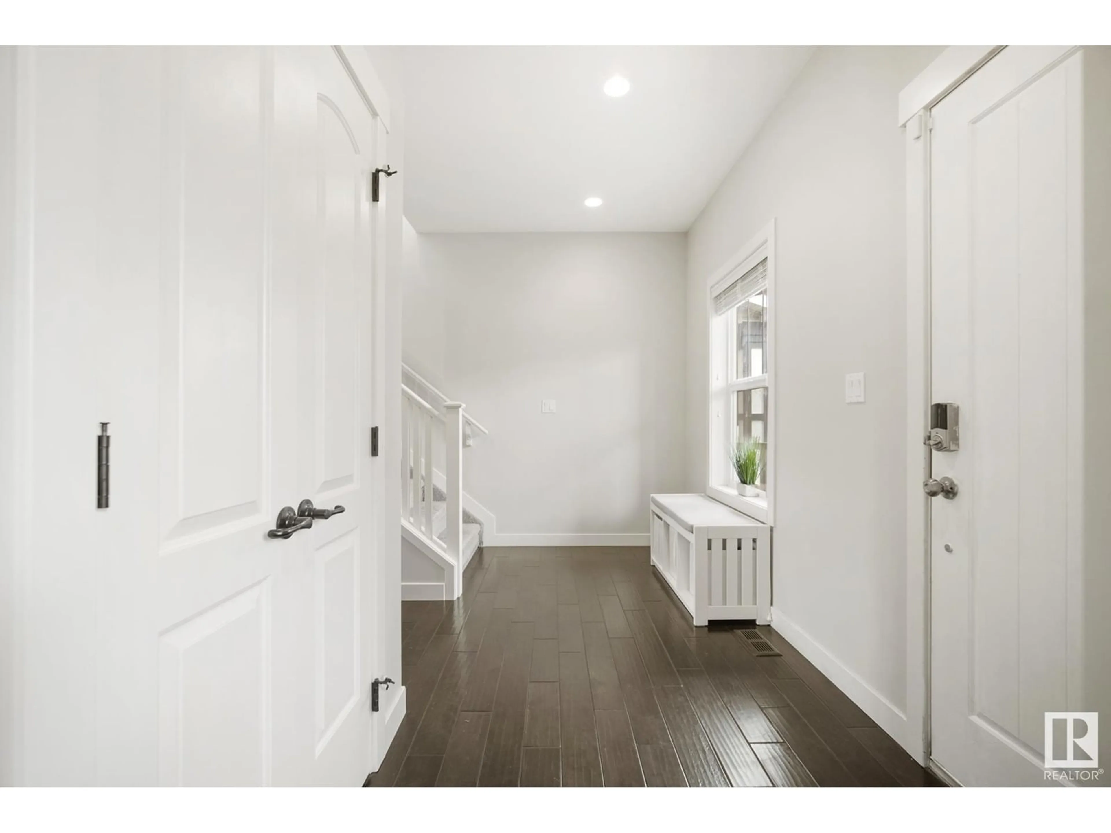 Indoor entryway for 9719 221 ST, Edmonton Alberta T5T4H7