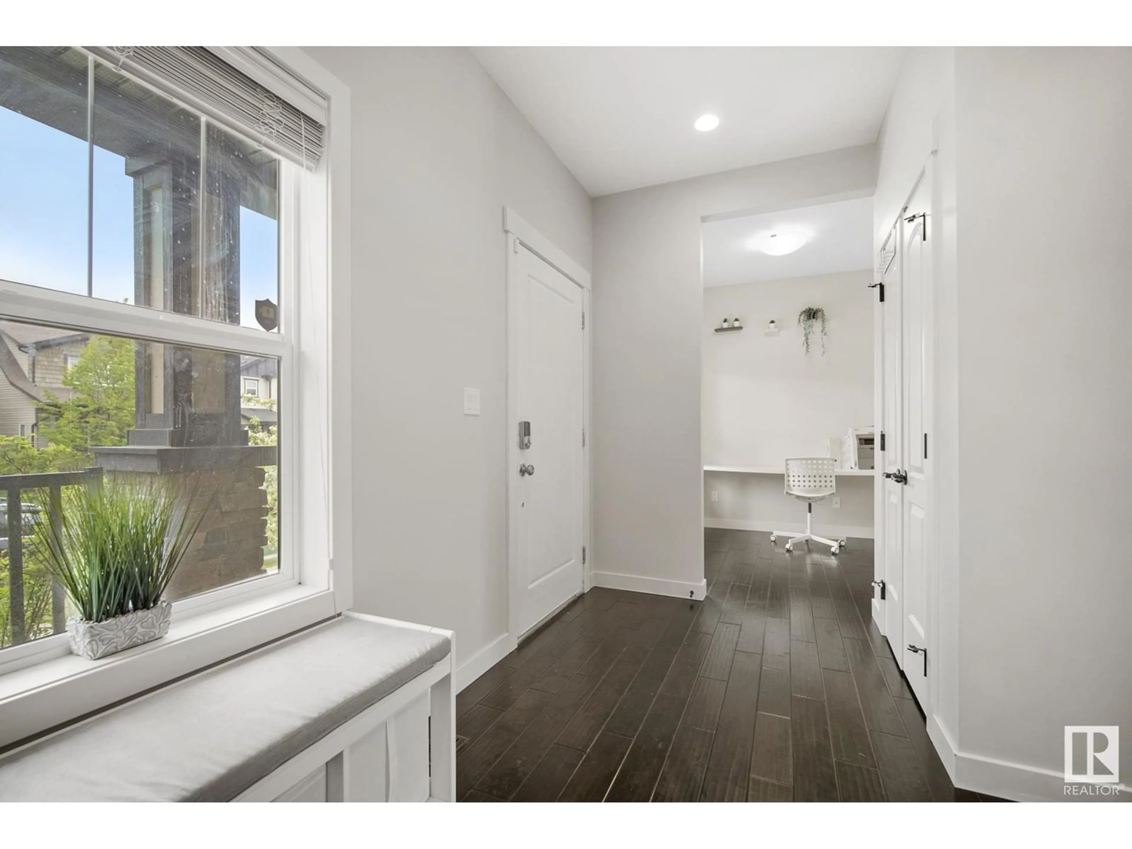 Indoor entryway for 9719 221 ST, Edmonton Alberta T5T4H7