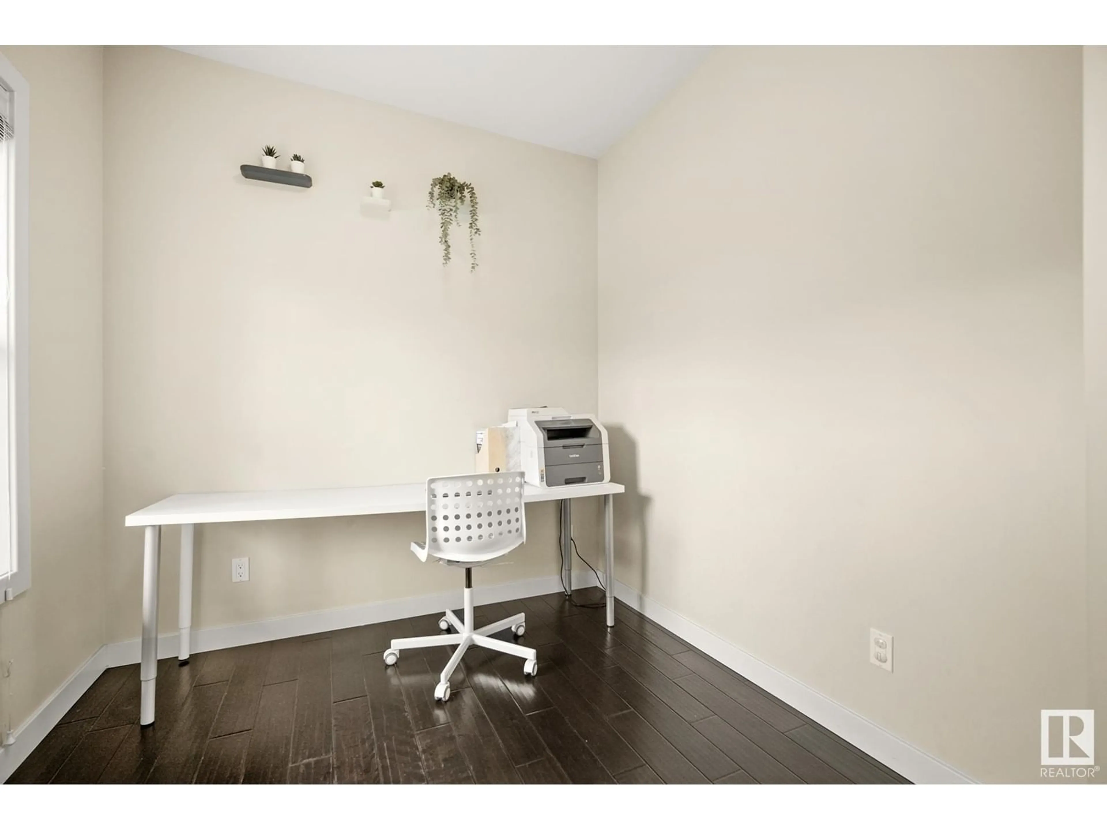 A pic of a room for 9719 221 ST, Edmonton Alberta T5T4H7