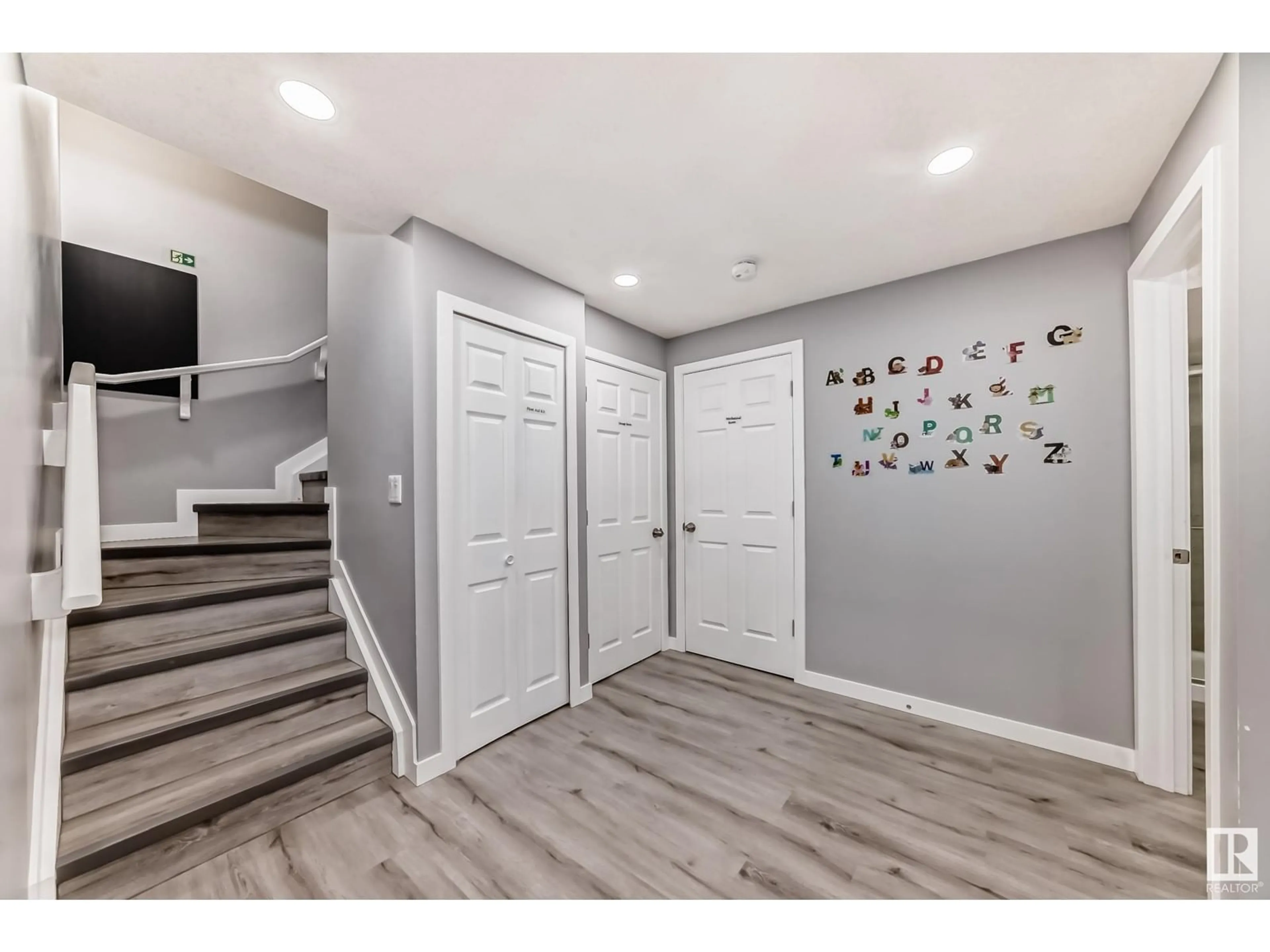 Indoor entryway for 22903 96 AV, Edmonton Alberta T5T7M5