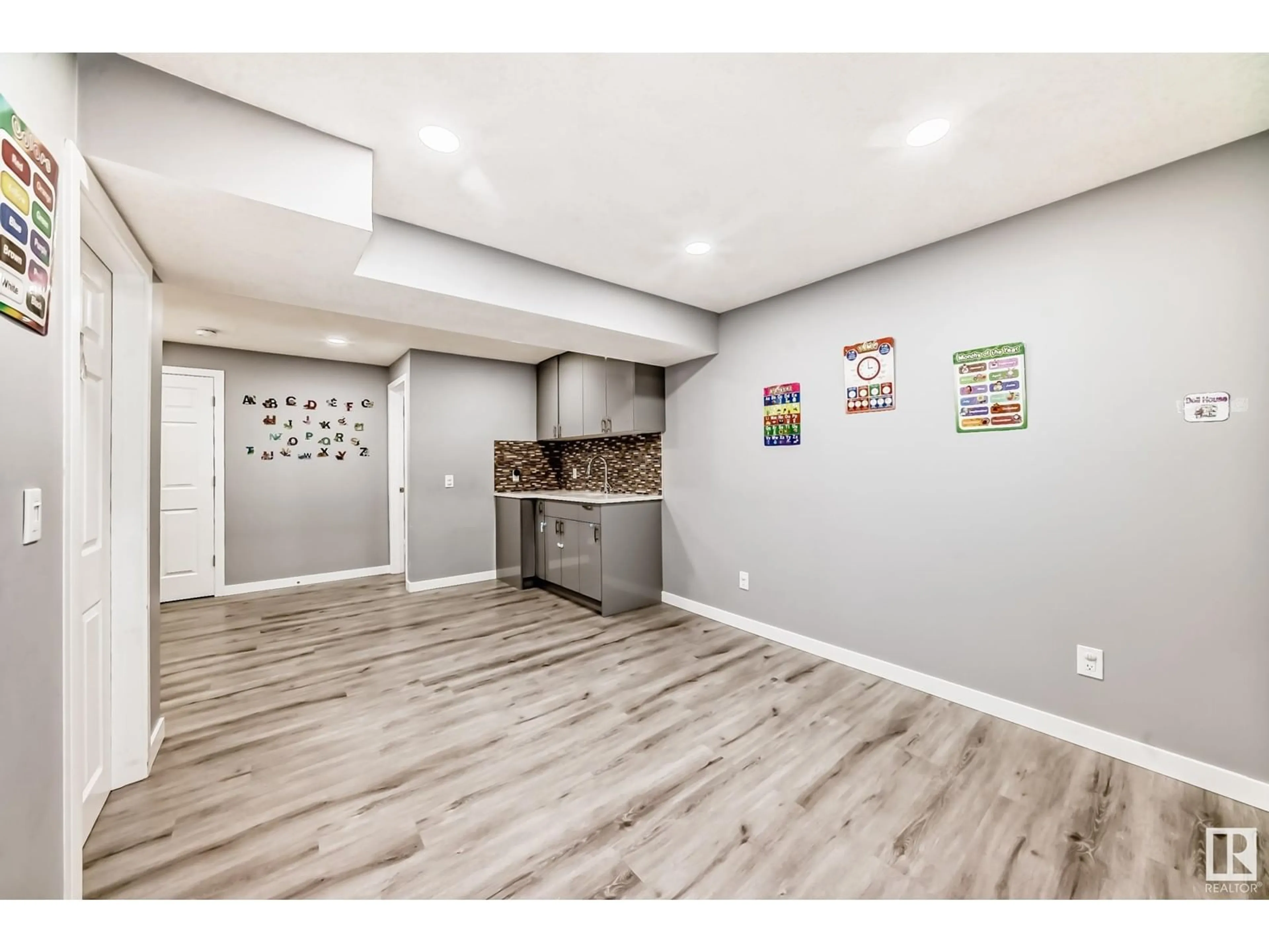 Unknown for 22903 96 AV, Edmonton Alberta T5T7M5
