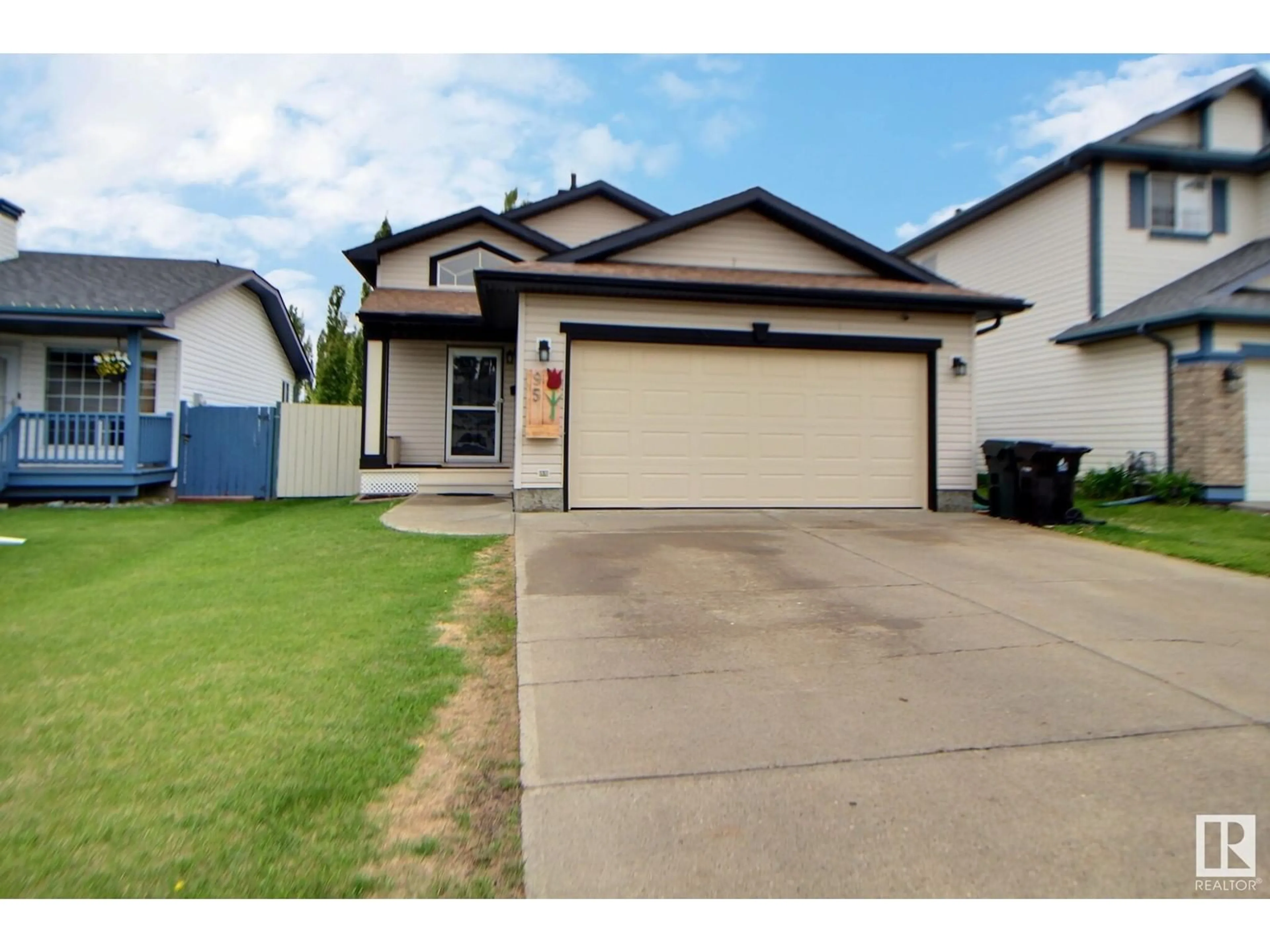 Home with vinyl exterior material, street for 95 LANDSDOWNE DR, Spruce Grove Alberta T7X3Z8