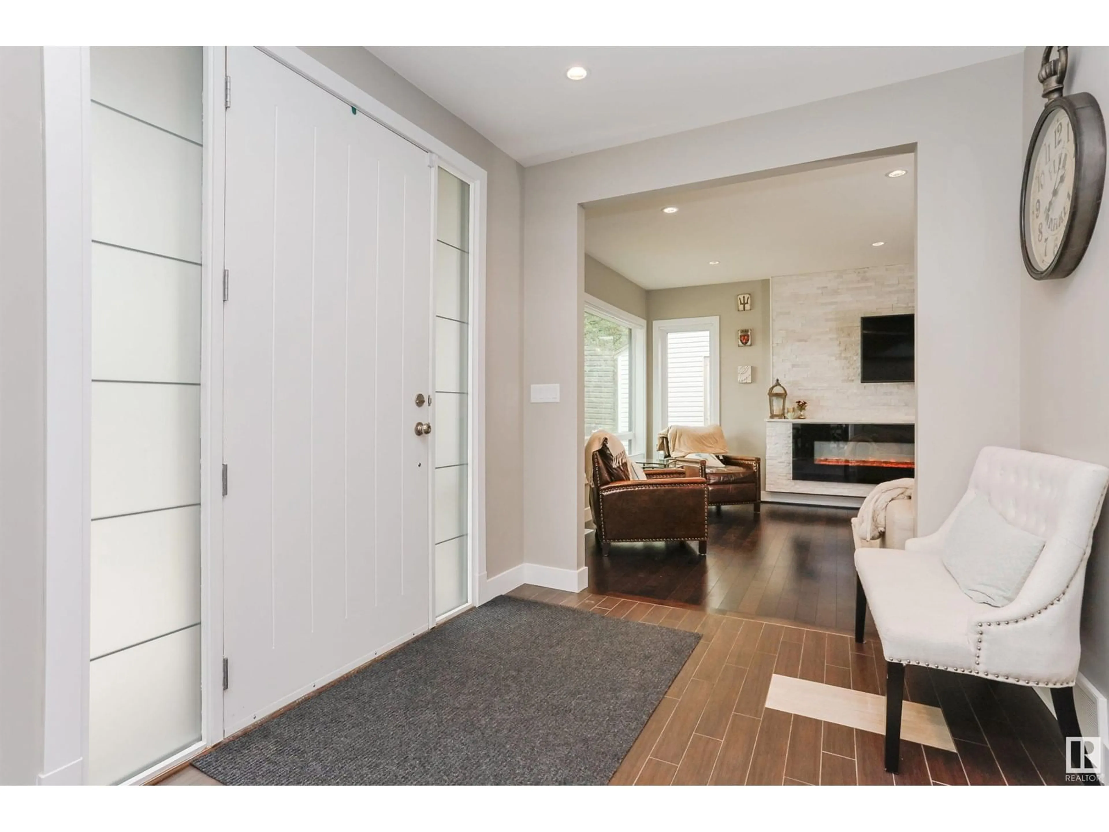 Indoor entryway for 10949 73 AV, Edmonton Alberta T6G0C3
