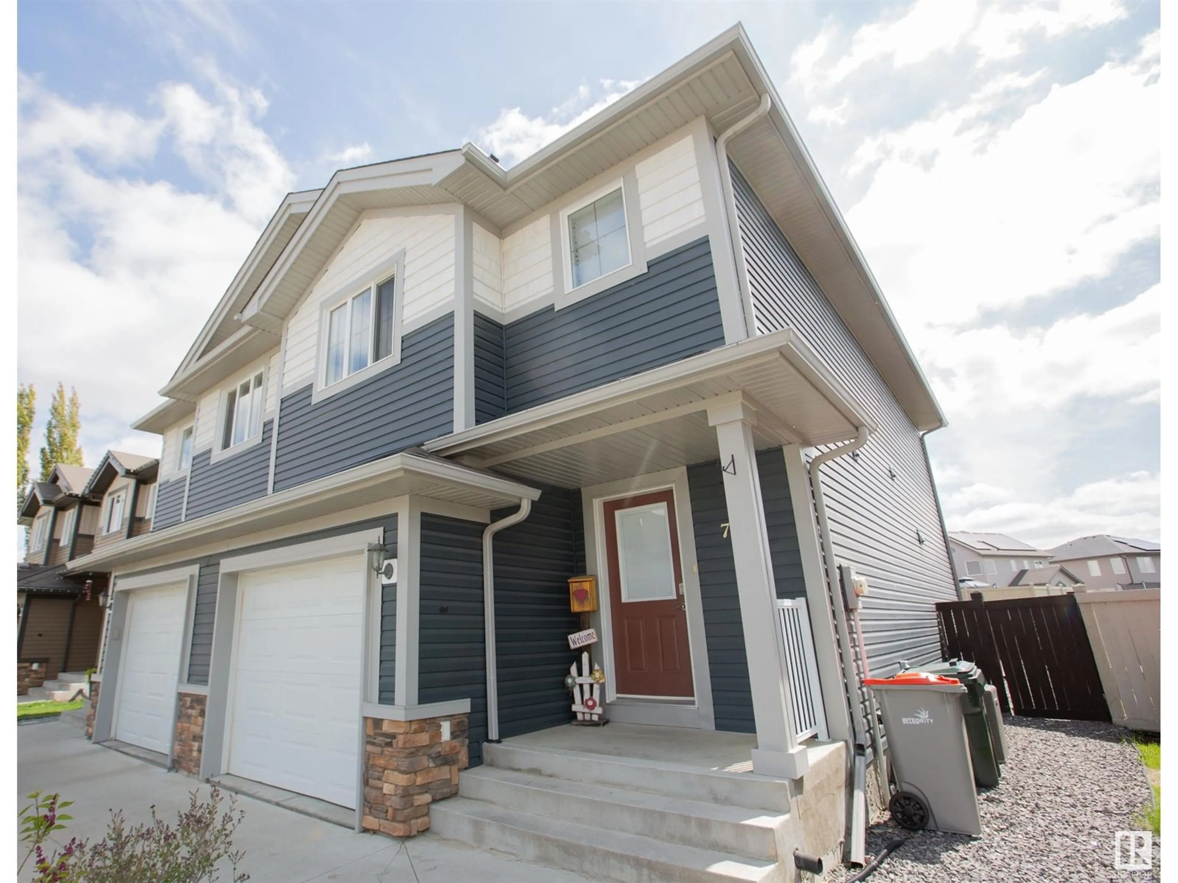 Home with vinyl exterior material, street for 76 WILLOW EN, Stony Plain Alberta T7Z0H7