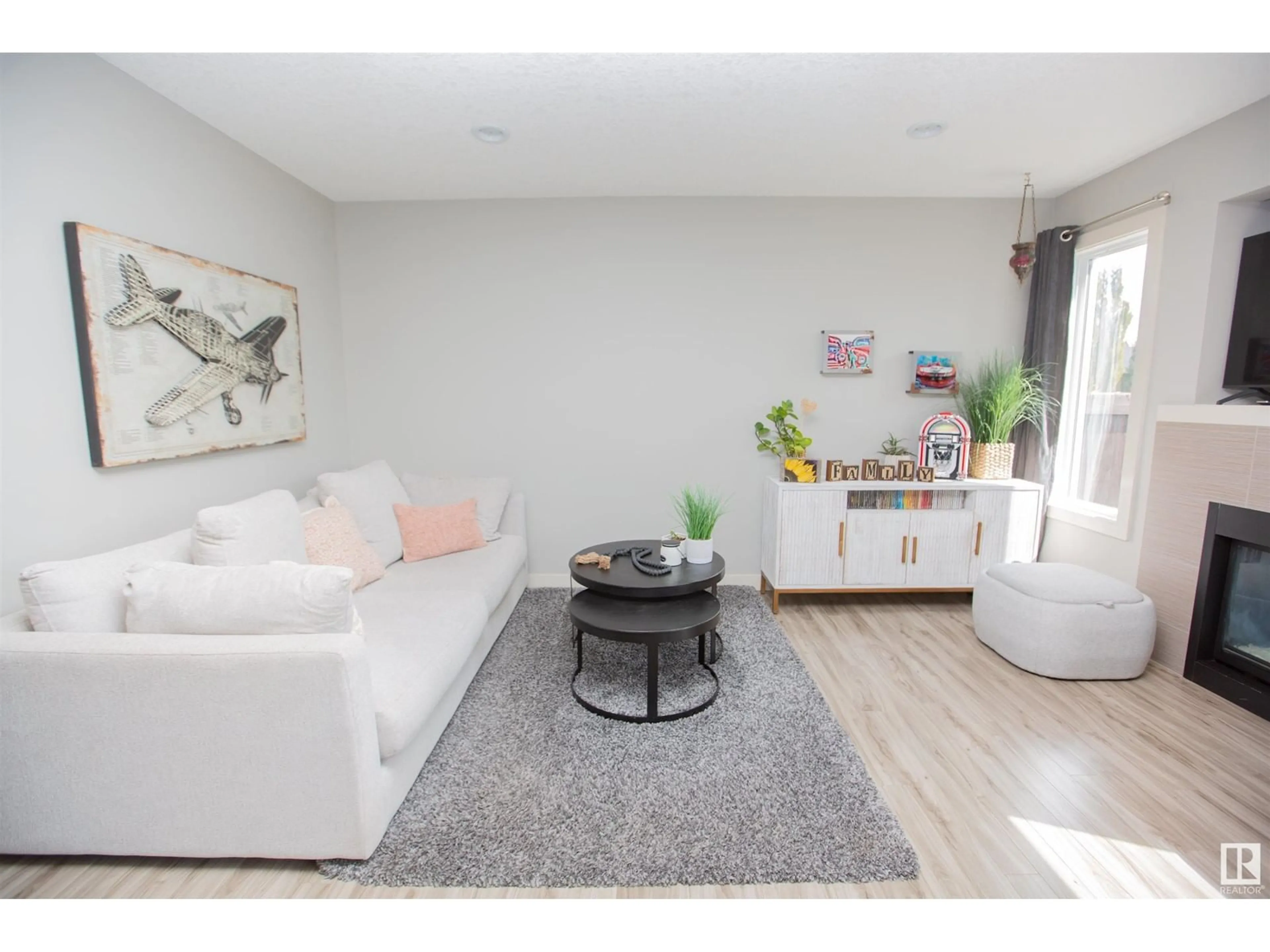 Living room with furniture, wood/laminate floor for 76 WILLOW EN, Stony Plain Alberta T7Z0H7