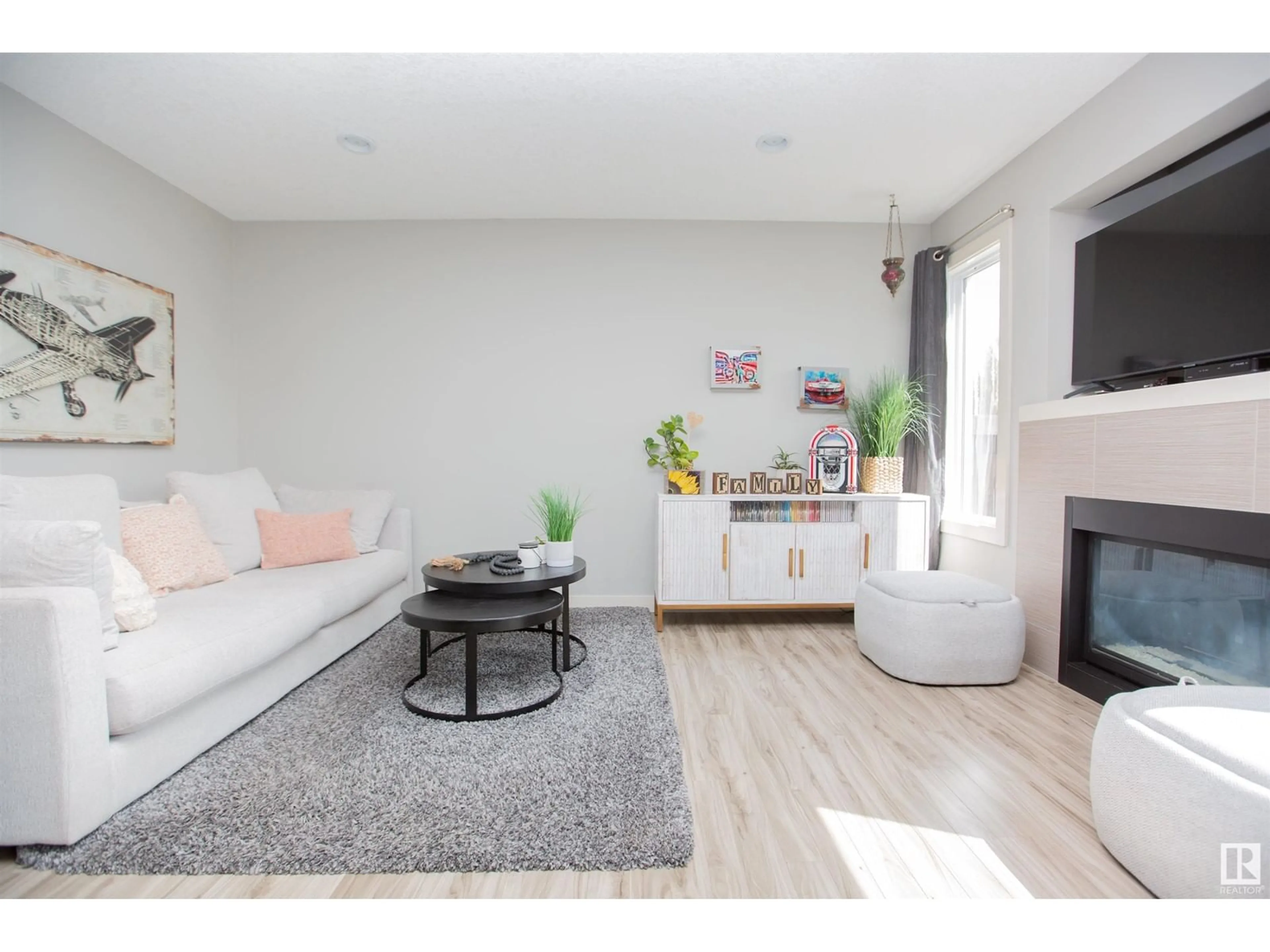 Living room with furniture, wood/laminate floor for 76 WILLOW EN, Stony Plain Alberta T7Z0H7