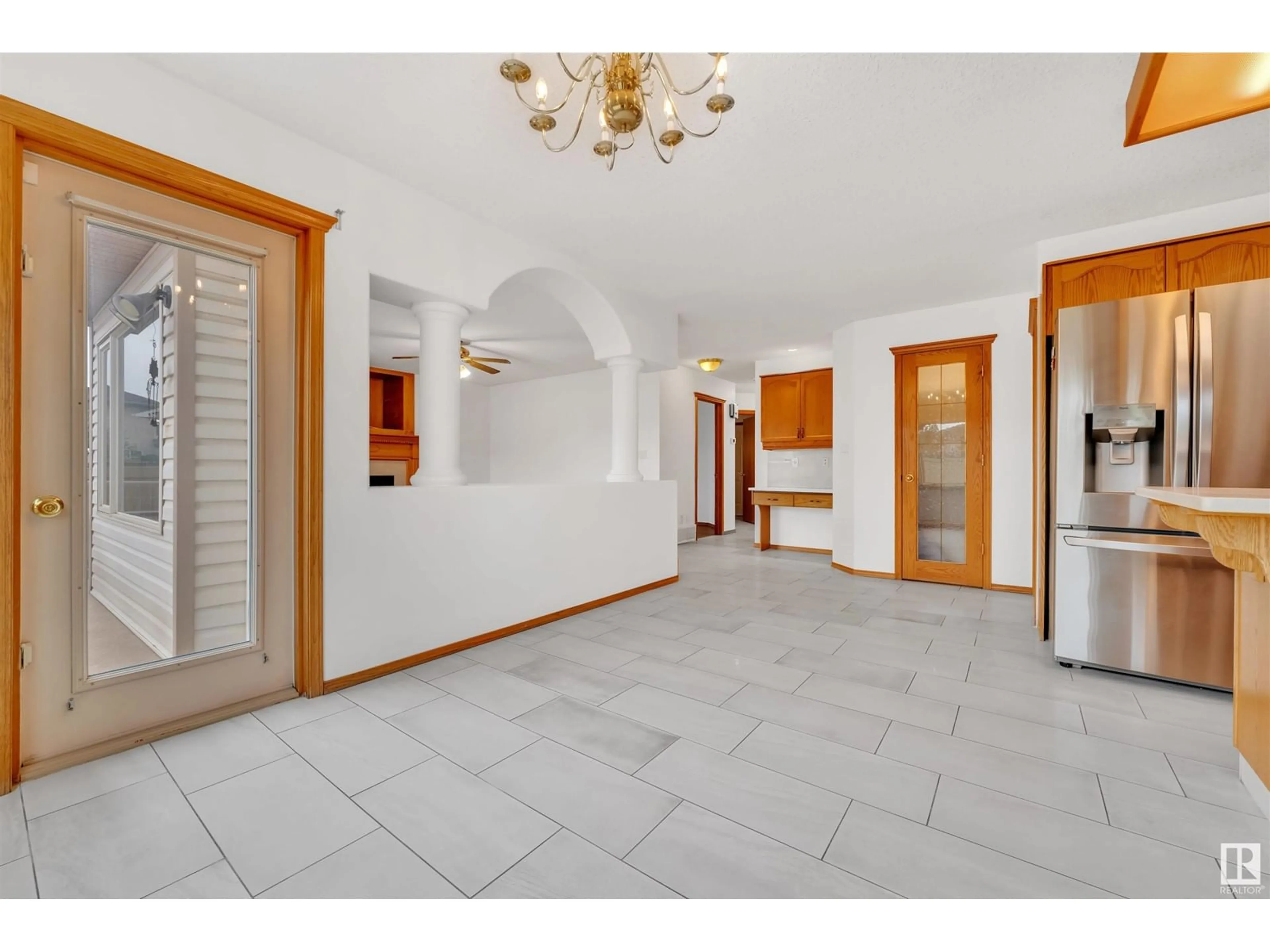 Indoor foyer for 14024 128 ST NW, Edmonton Alberta T6V1K7