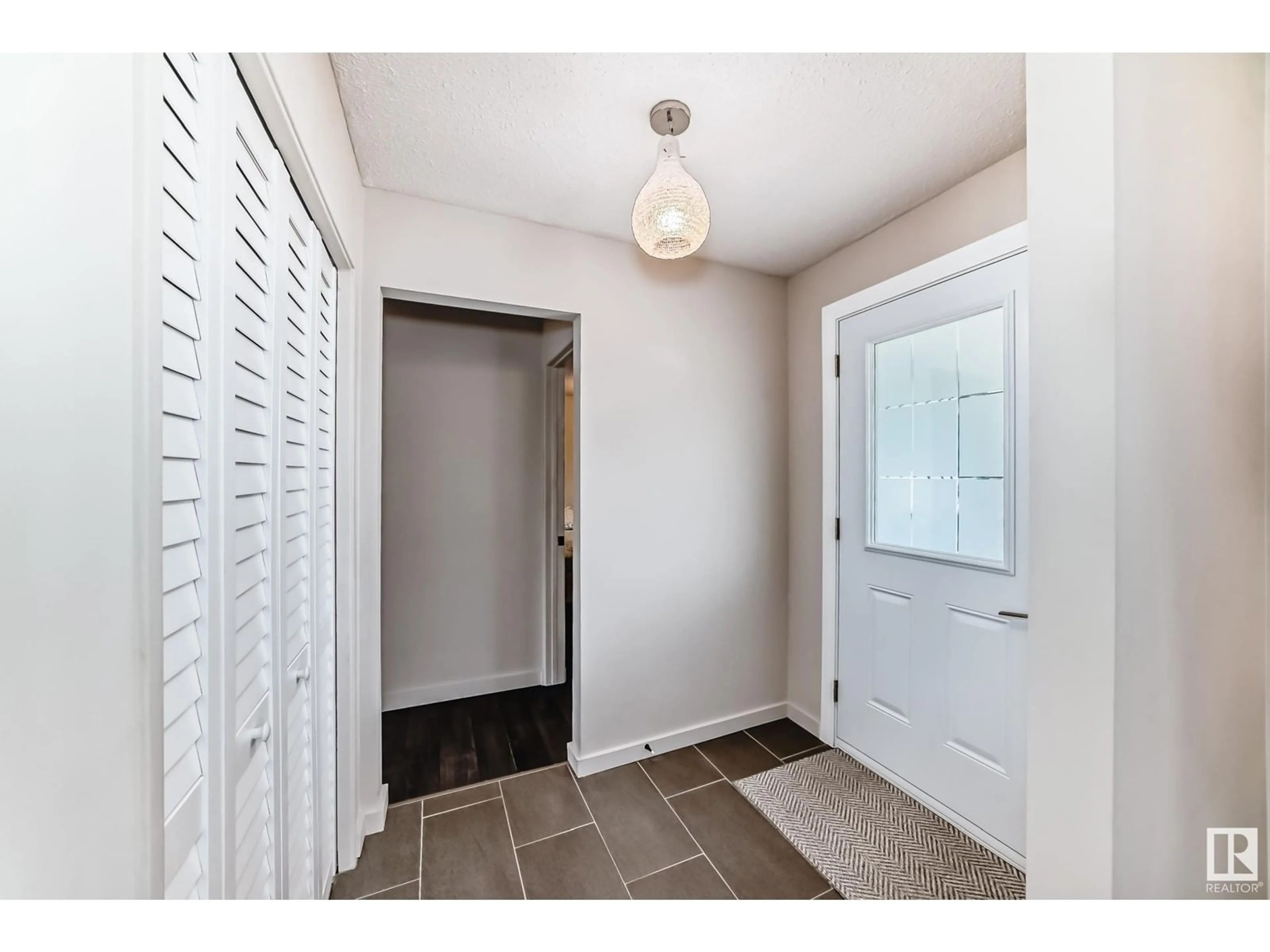 Indoor entryway for 10439 37 AV, Edmonton Alberta T6K2H9