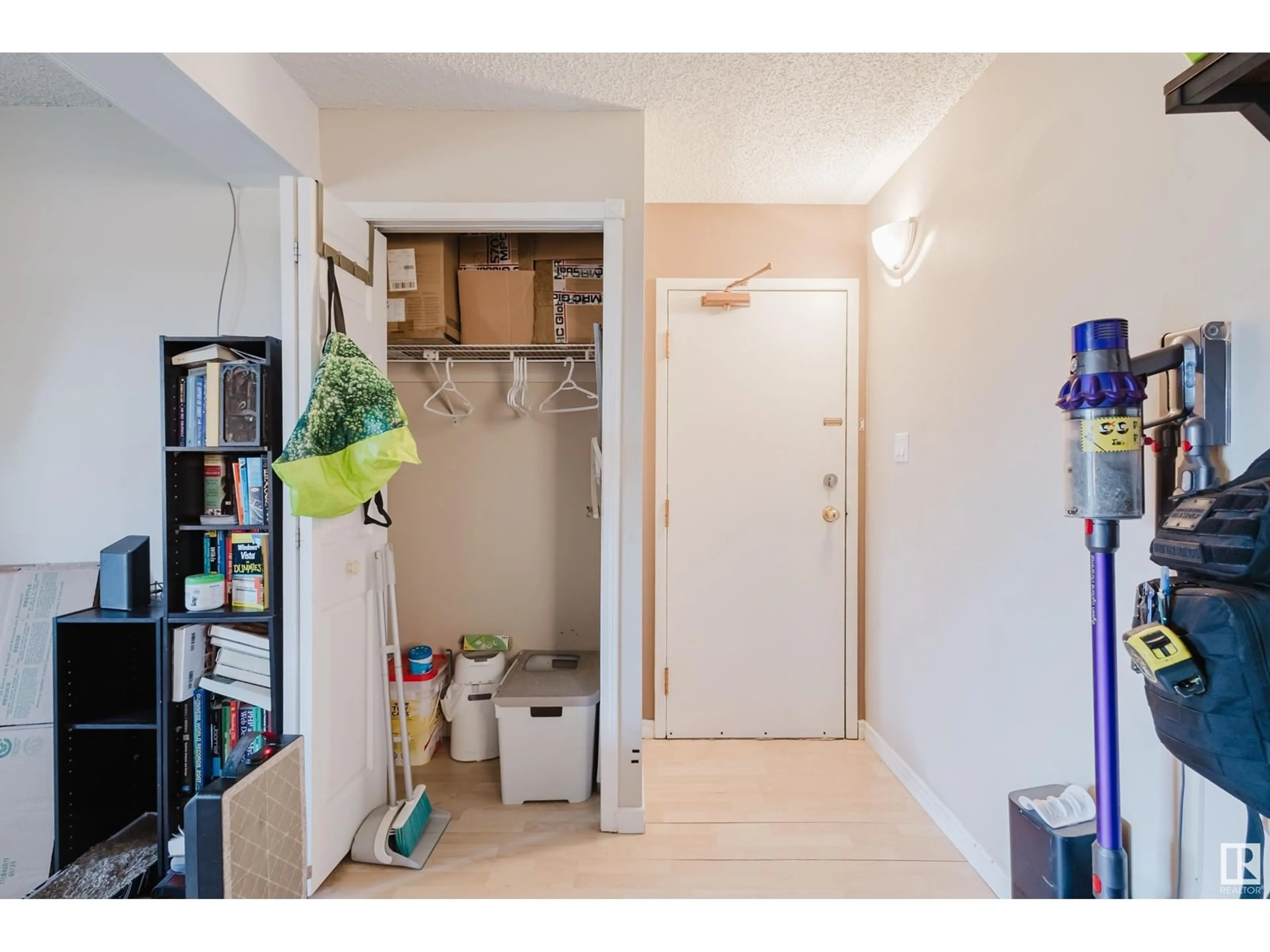 Indoor entryway for 9044 TUDOR GL, St. Albert Alberta T8N3V4